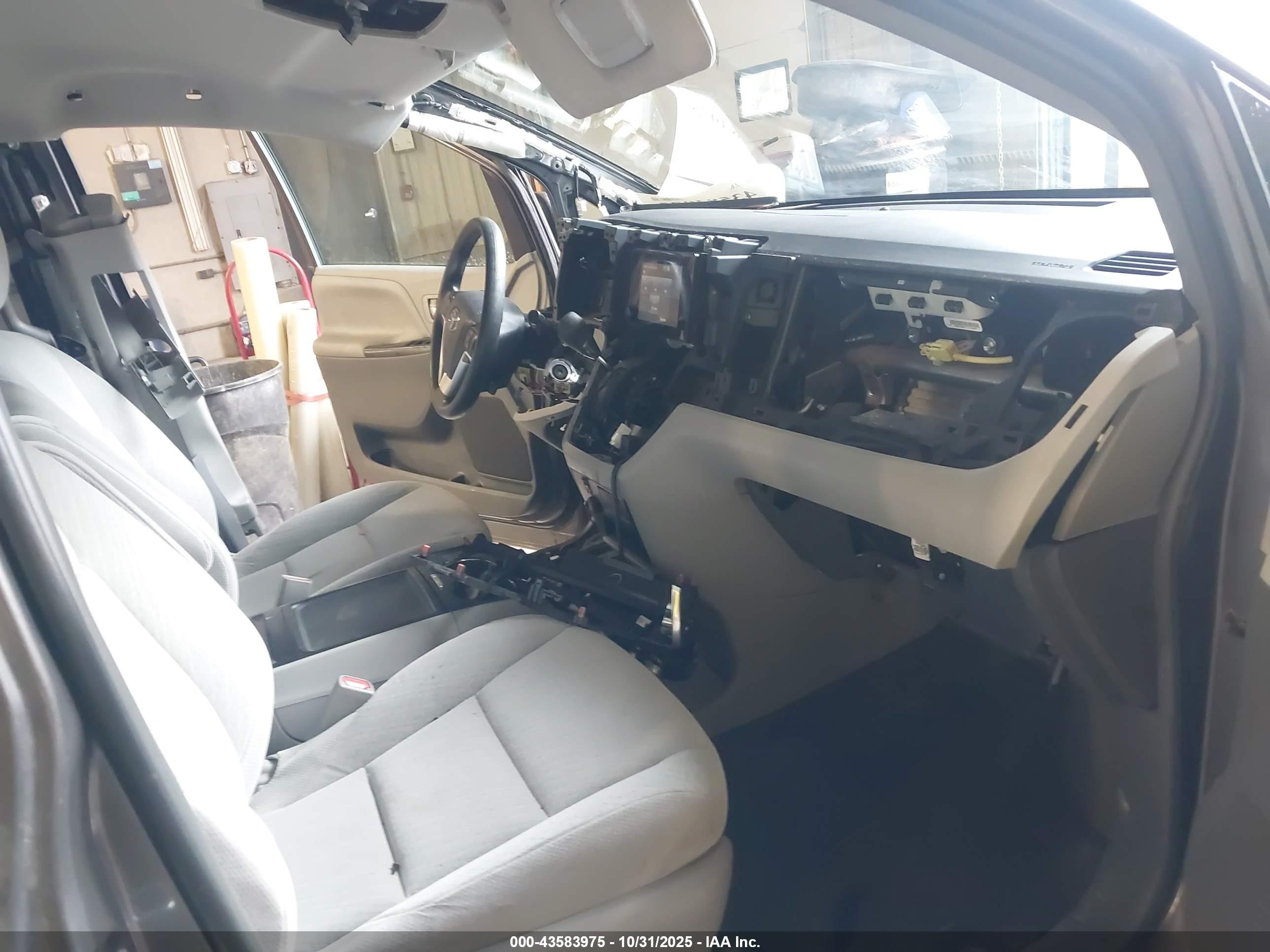 2017 Toyota Sienna Le 7 Passenger Gray vin: 5TDJZ3DC0HS164597