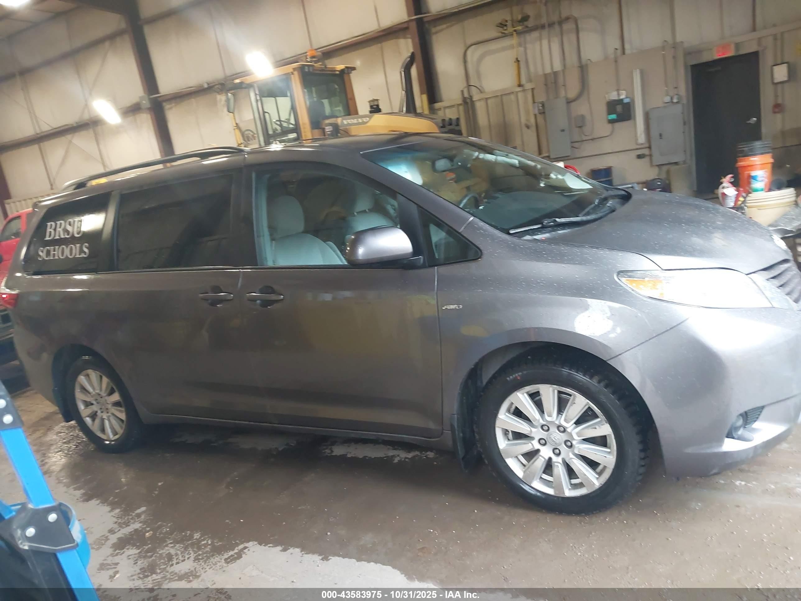 2017 Toyota Sienna Le 7 Passenger Gray vin: 5TDJZ3DC0HS164597