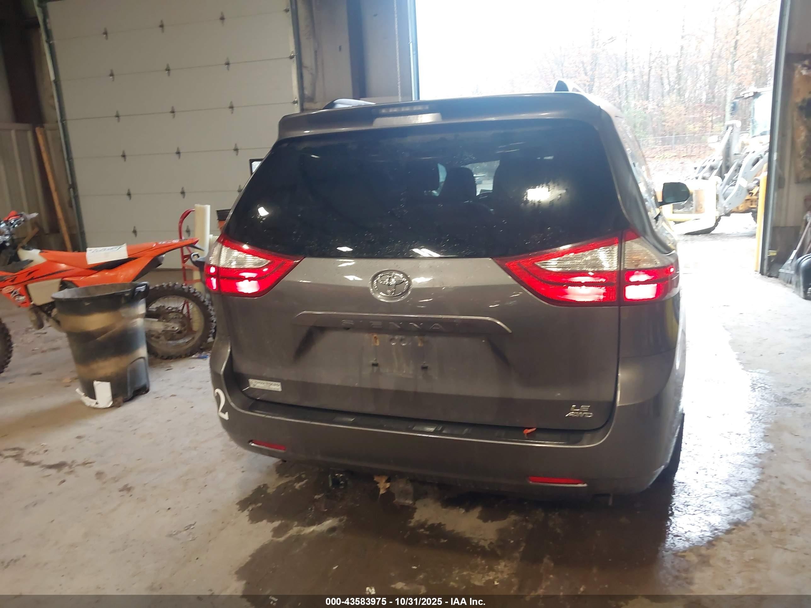 2017 Toyota Sienna Le 7 Passenger Gray vin: 5TDJZ3DC0HS164597