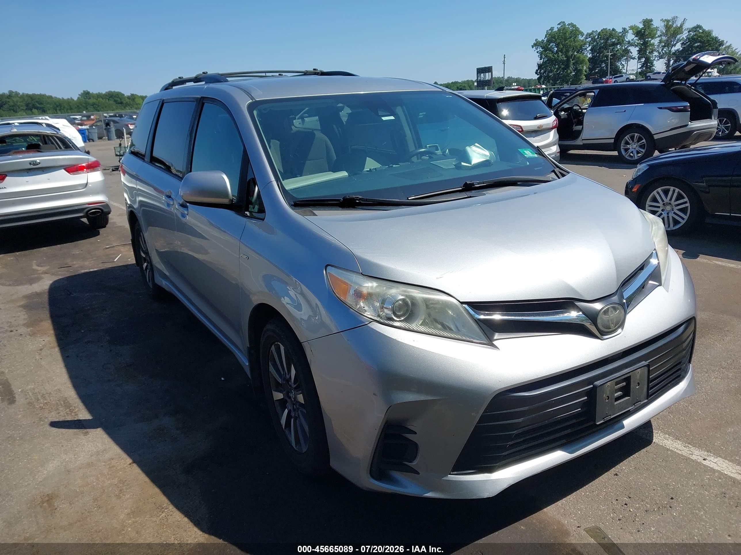 2018 Toyota Sienna Le 7 Passenger Silver vin: 5TDJZ3DC3JS204922