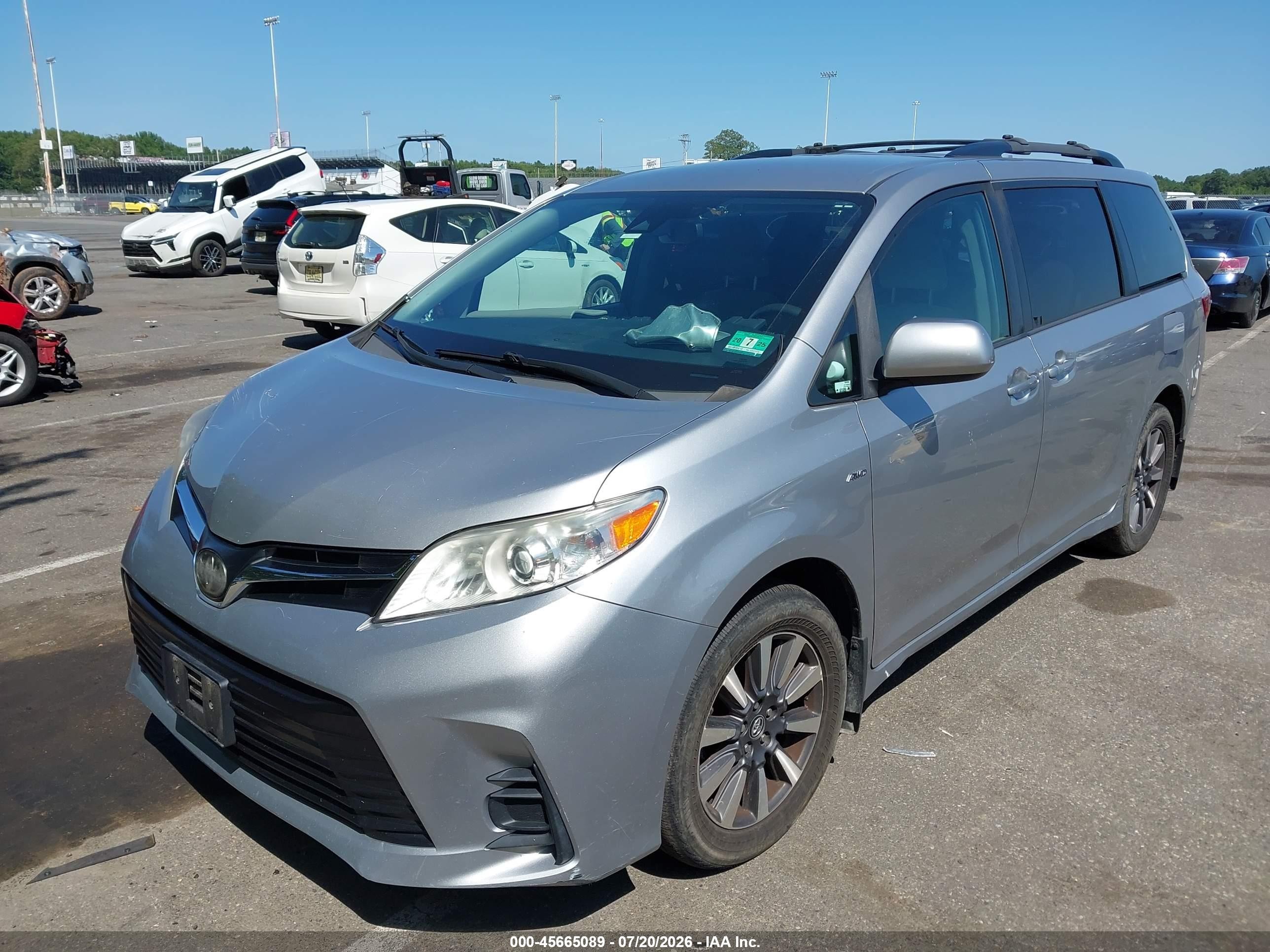 2018 Toyota Sienna Le 7 Passenger Silver vin: 5TDJZ3DC3JS204922