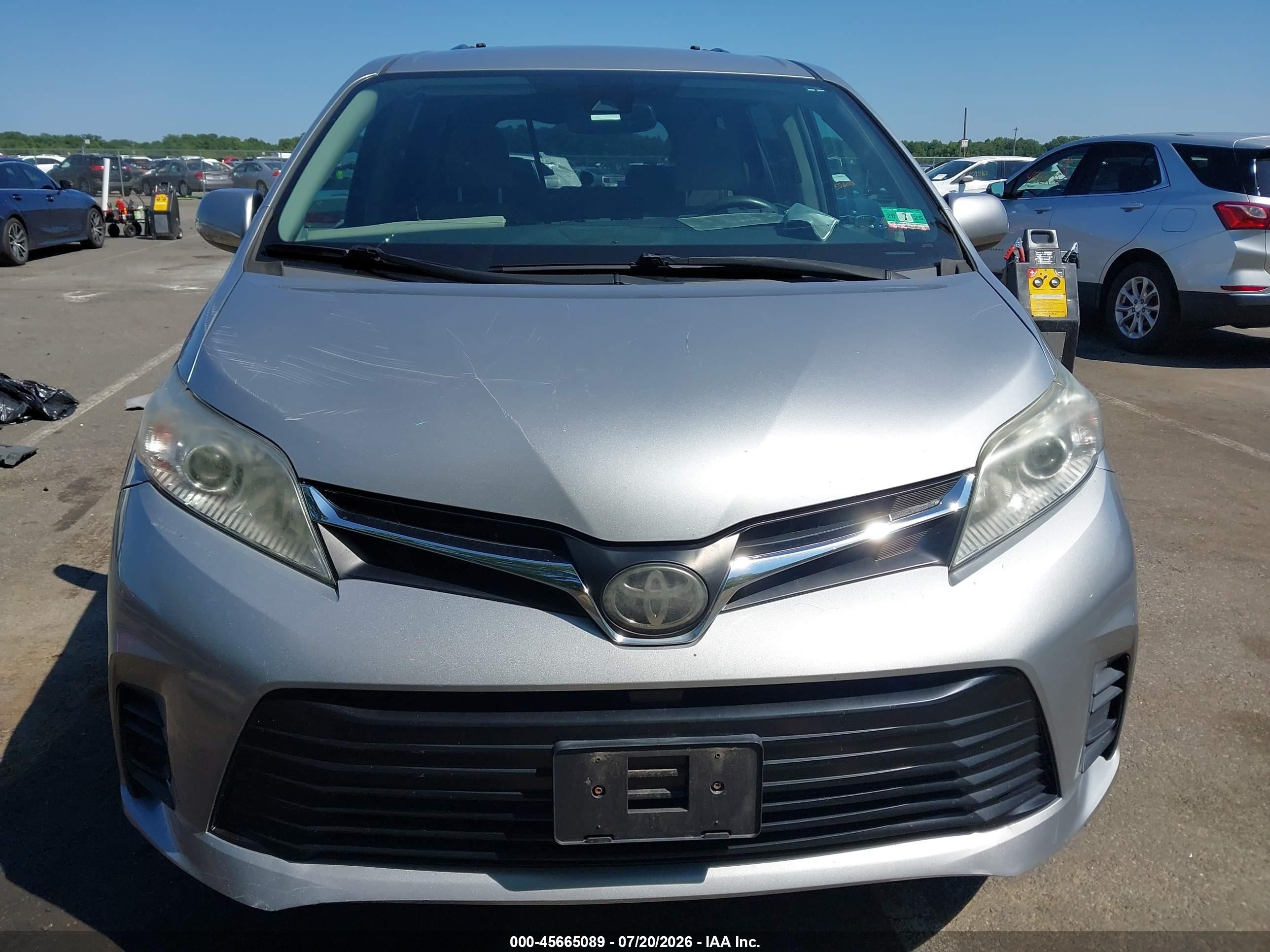 2018 Toyota Sienna Le 7 Passenger Silver vin: 5TDJZ3DC3JS204922