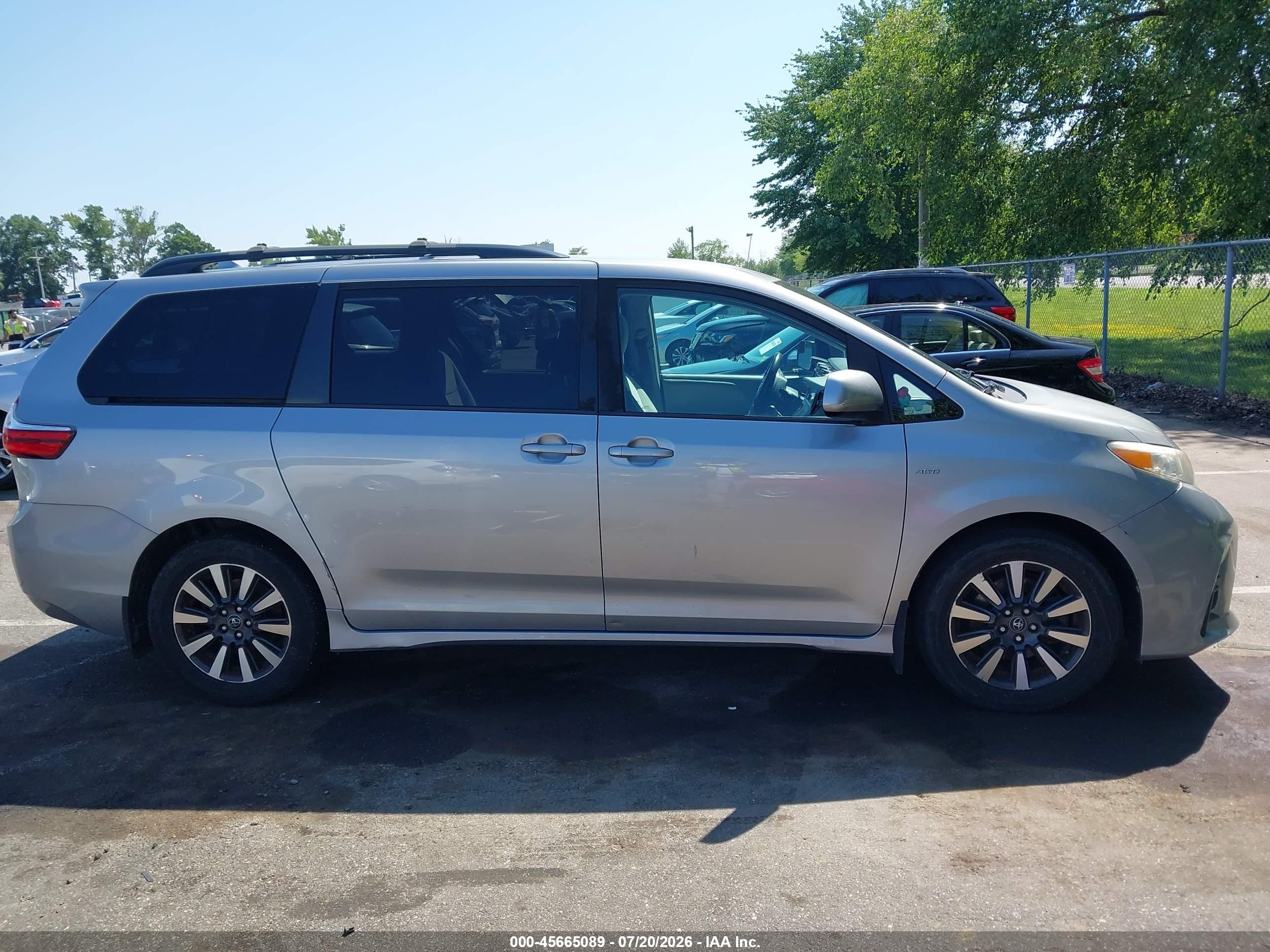 2018 Toyota Sienna Le 7 Passenger Silver vin: 5TDJZ3DC3JS204922