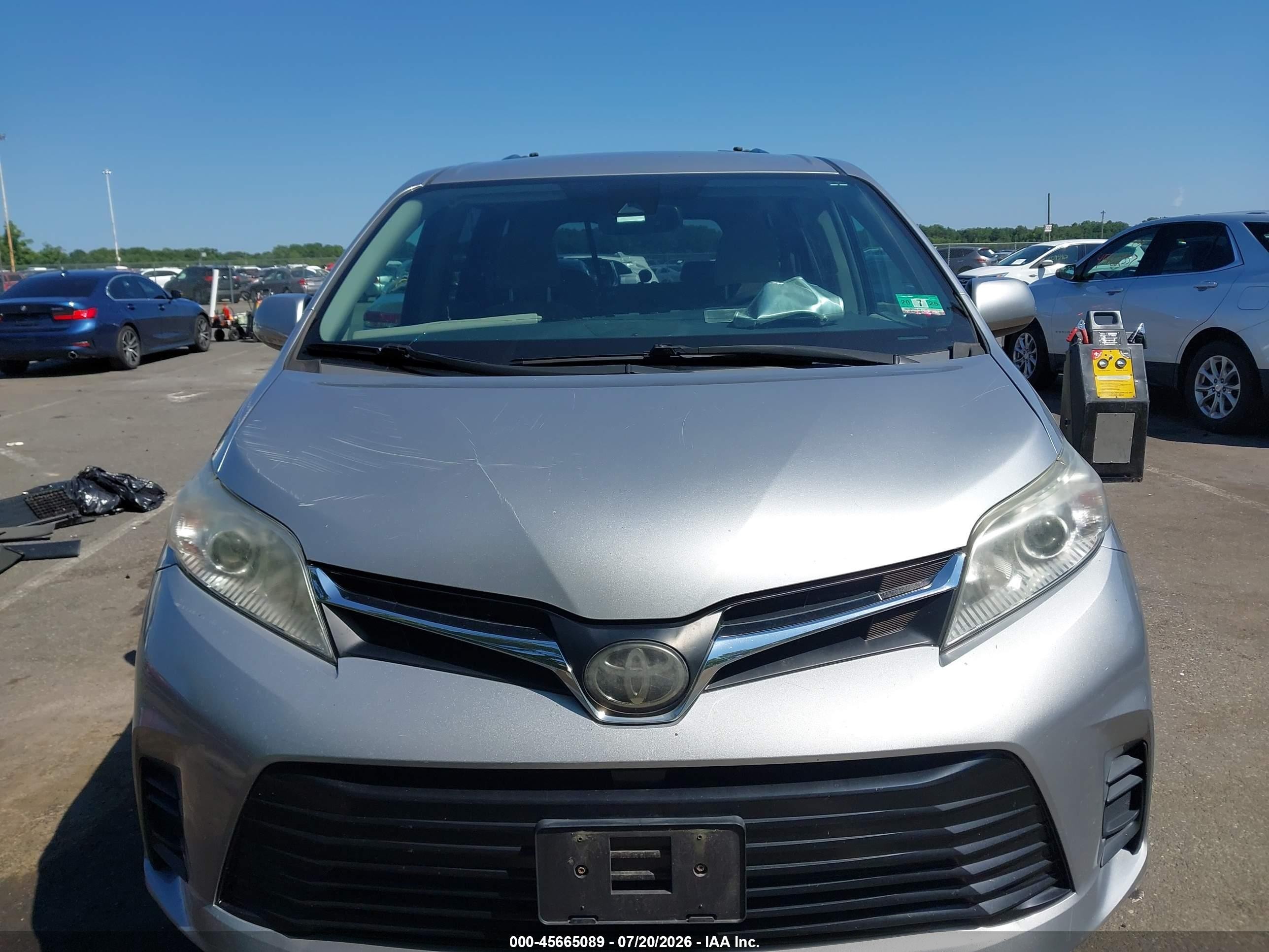 2018 Toyota Sienna Le 7 Passenger Silver vin: 5TDJZ3DC3JS204922