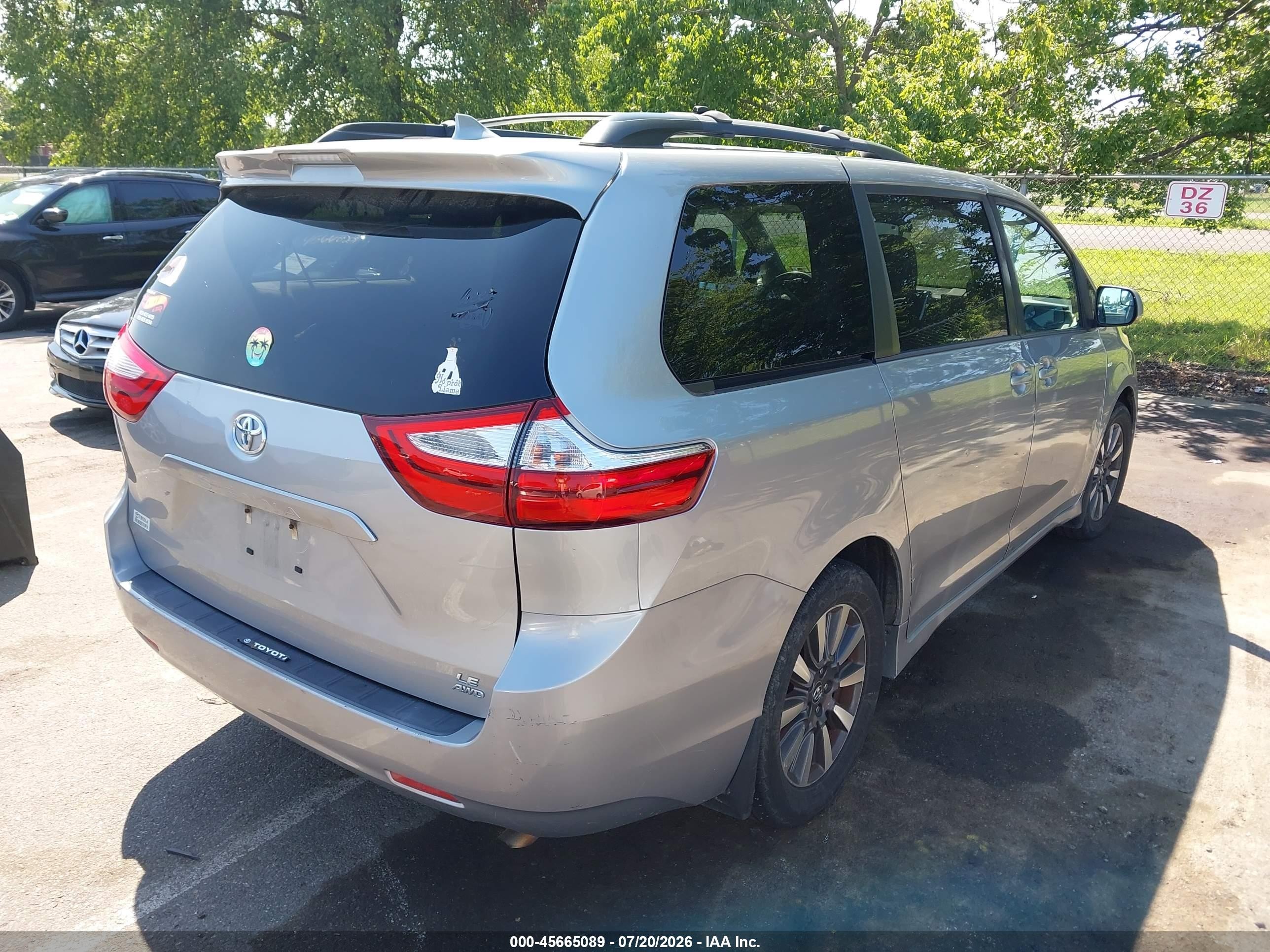 2018 Toyota Sienna Le 7 Passenger Silver vin: 5TDJZ3DC3JS204922