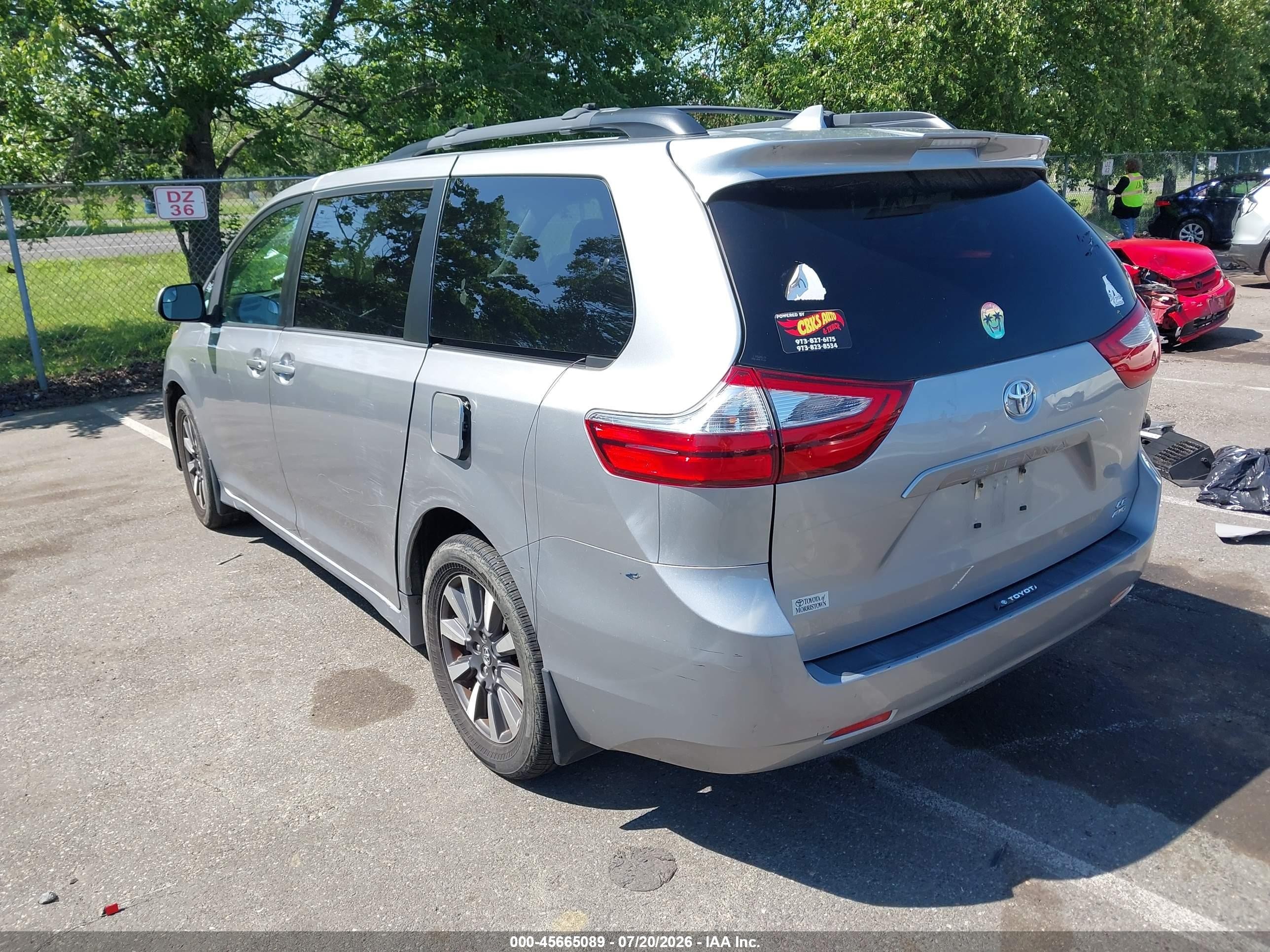 2018 Toyota Sienna Le 7 Passenger Silver vin: 5TDJZ3DC3JS204922