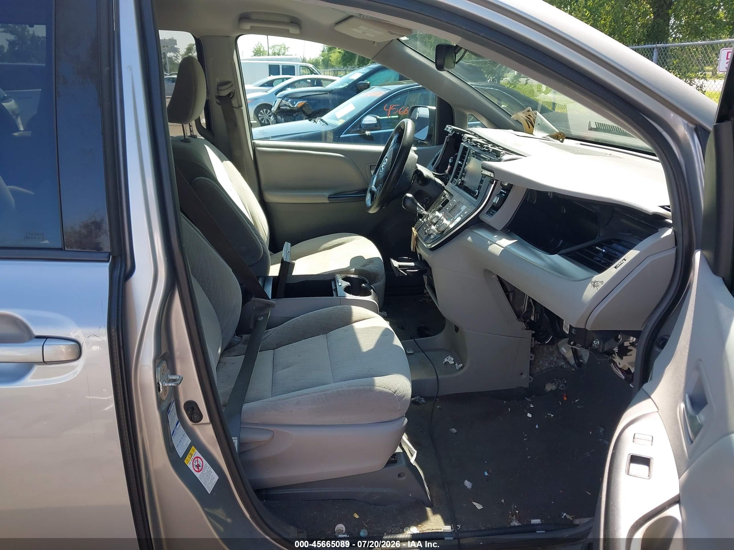 2018 Toyota Sienna Le 7 Passenger Silver vin: 5TDJZ3DC3JS204922