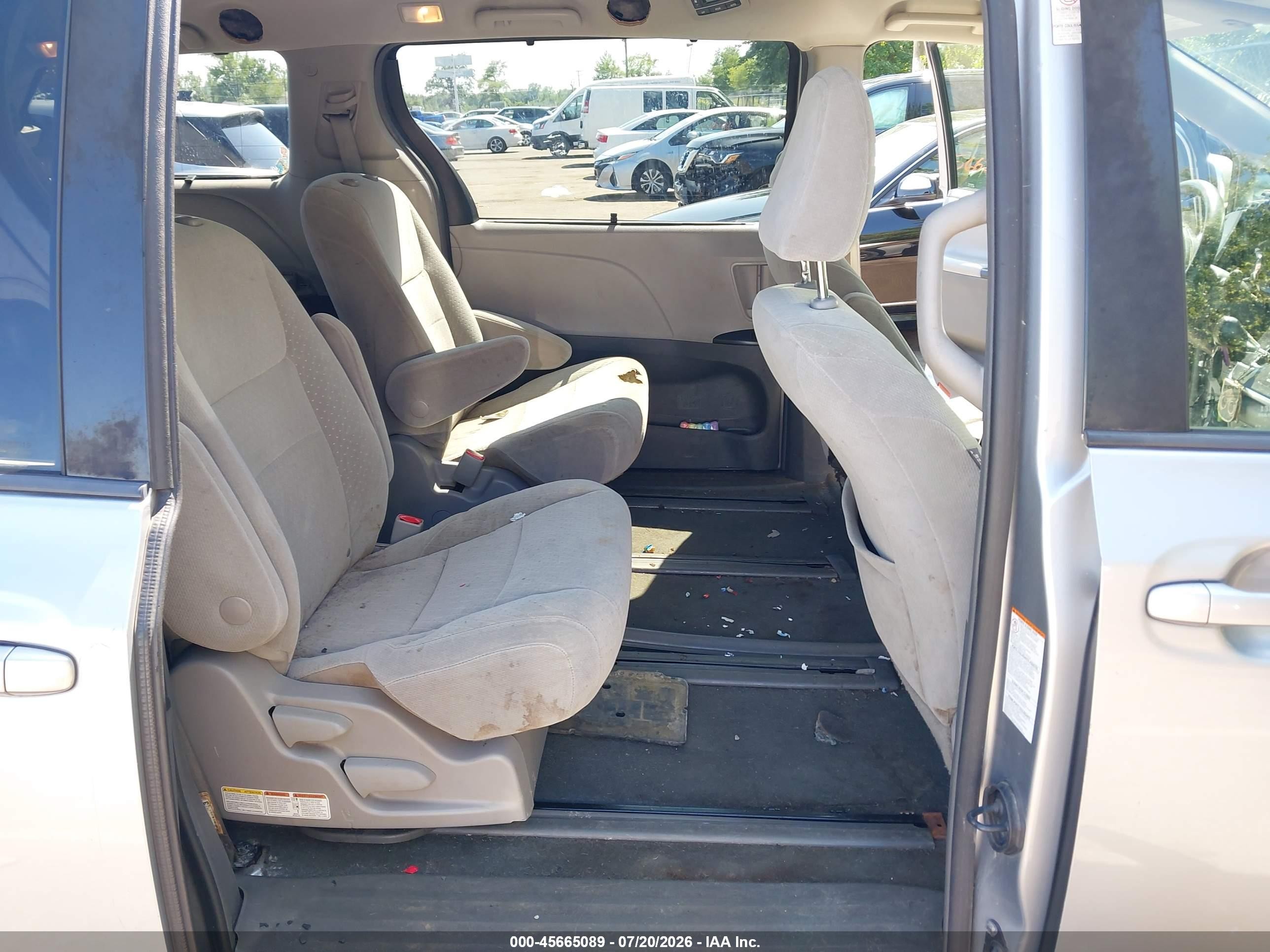2018 Toyota Sienna Le 7 Passenger Silver vin: 5TDJZ3DC3JS204922