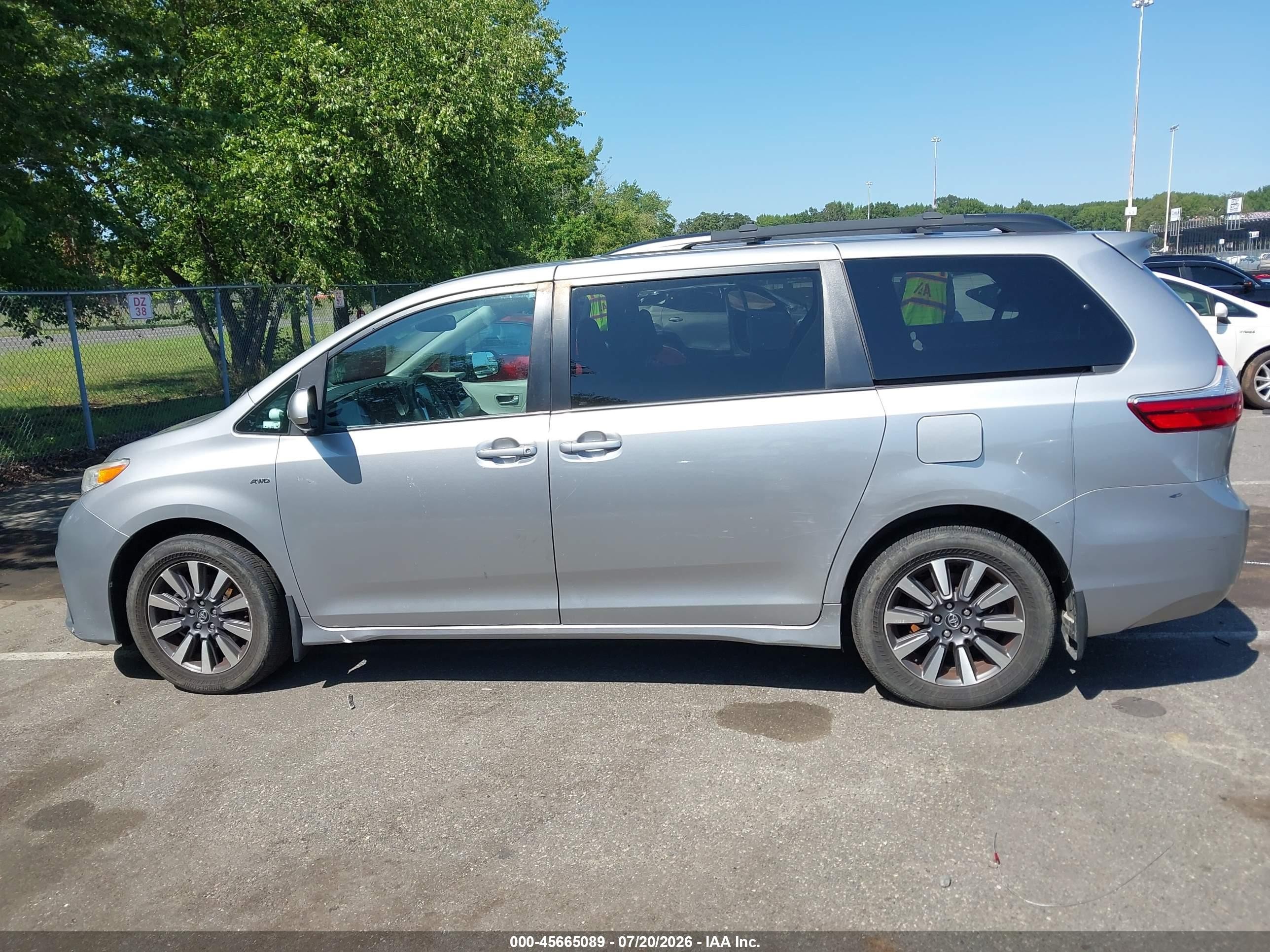 2018 Toyota Sienna Le 7 Passenger Silver vin: 5TDJZ3DC3JS204922