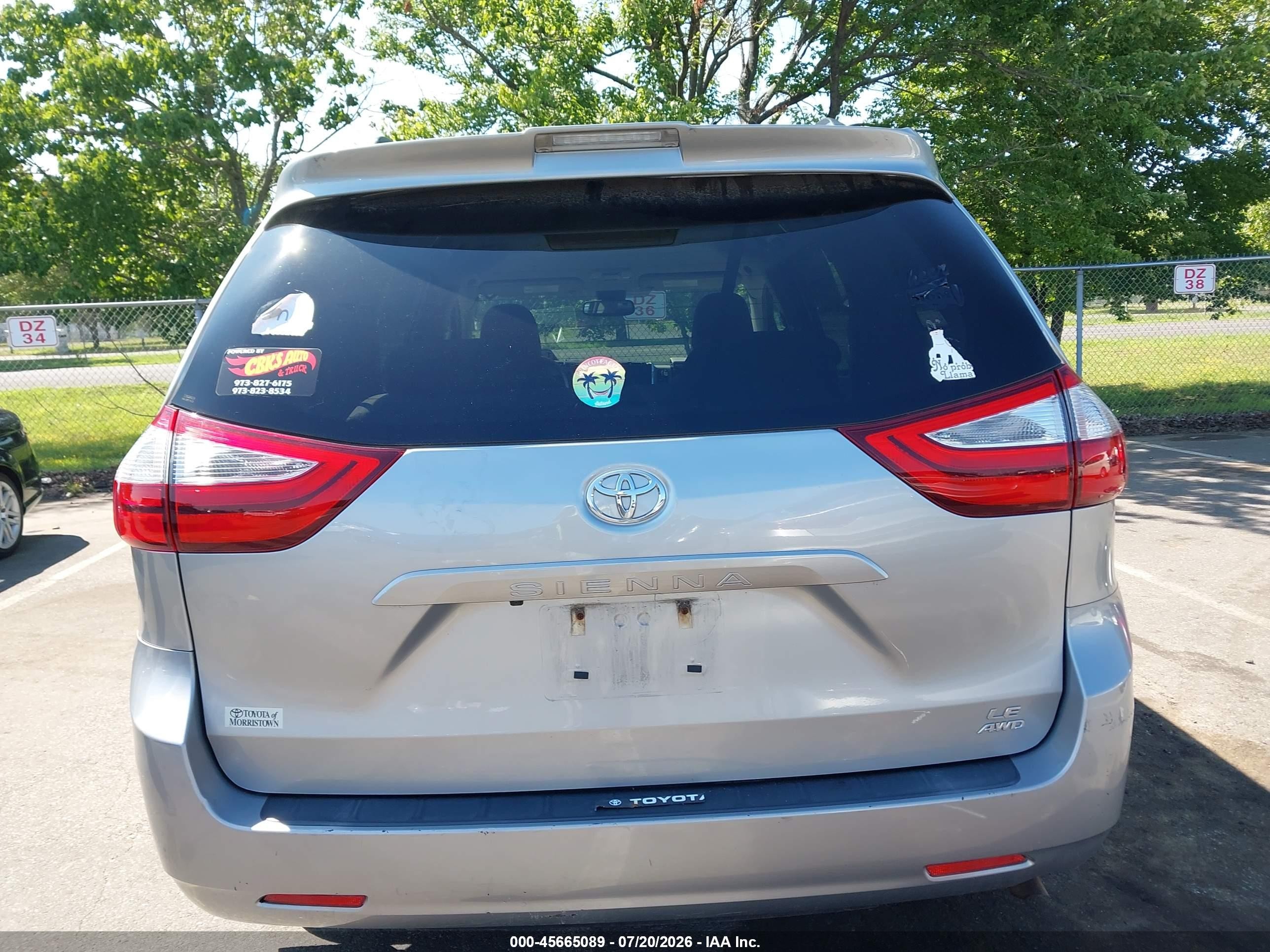 2018 Toyota Sienna Le 7 Passenger Silver vin: 5TDJZ3DC3JS204922
