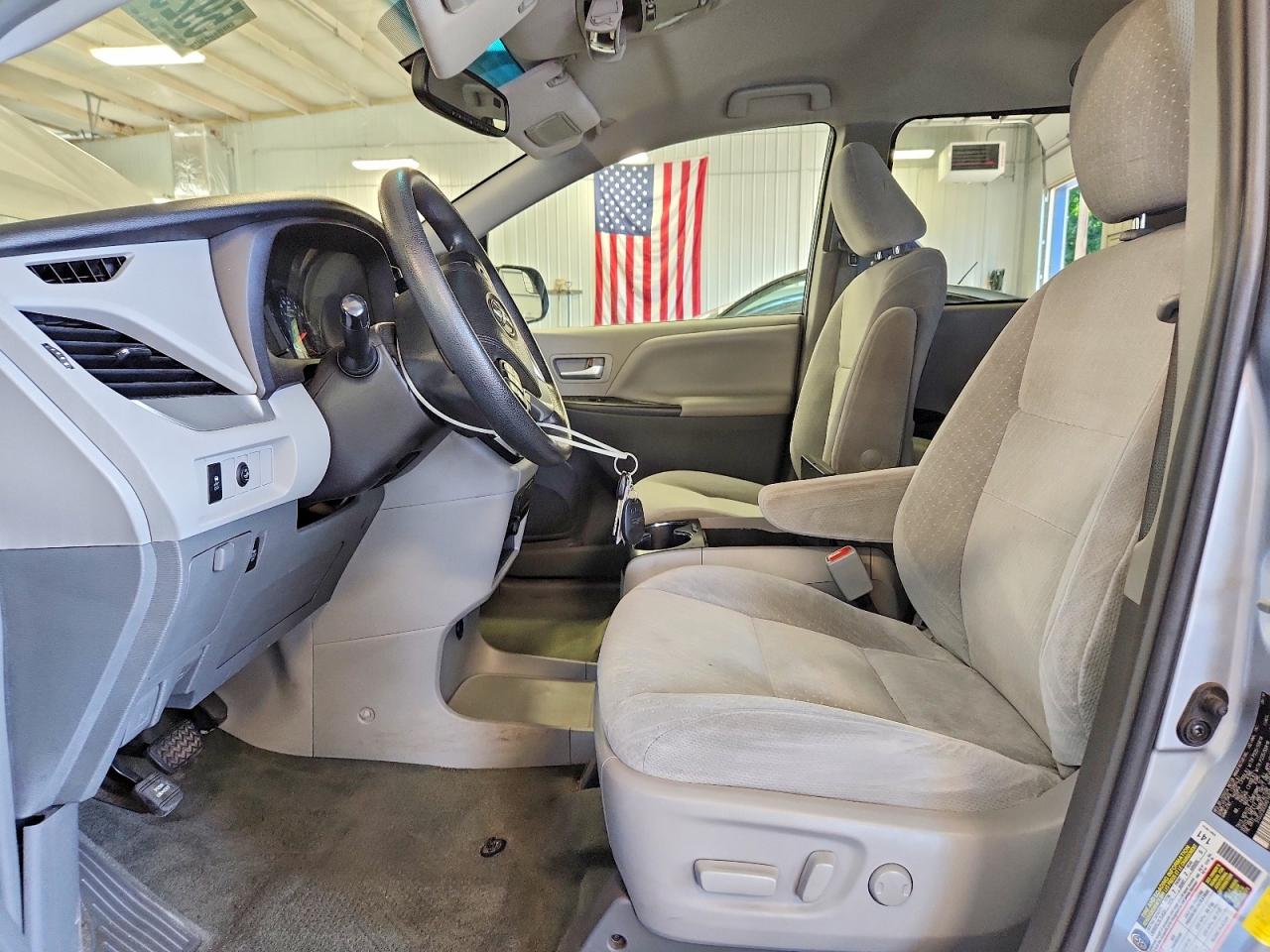 2017 Toyota Sienna Le Черный vin: 5TDJZ3DC6HS149067