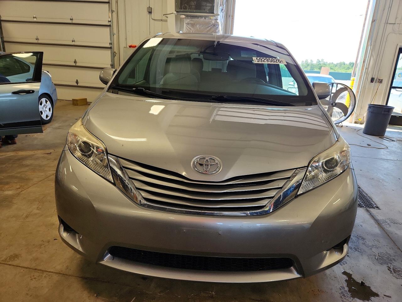 2017 Toyota Sienna Le Черный vin: 5TDJZ3DC6HS149067