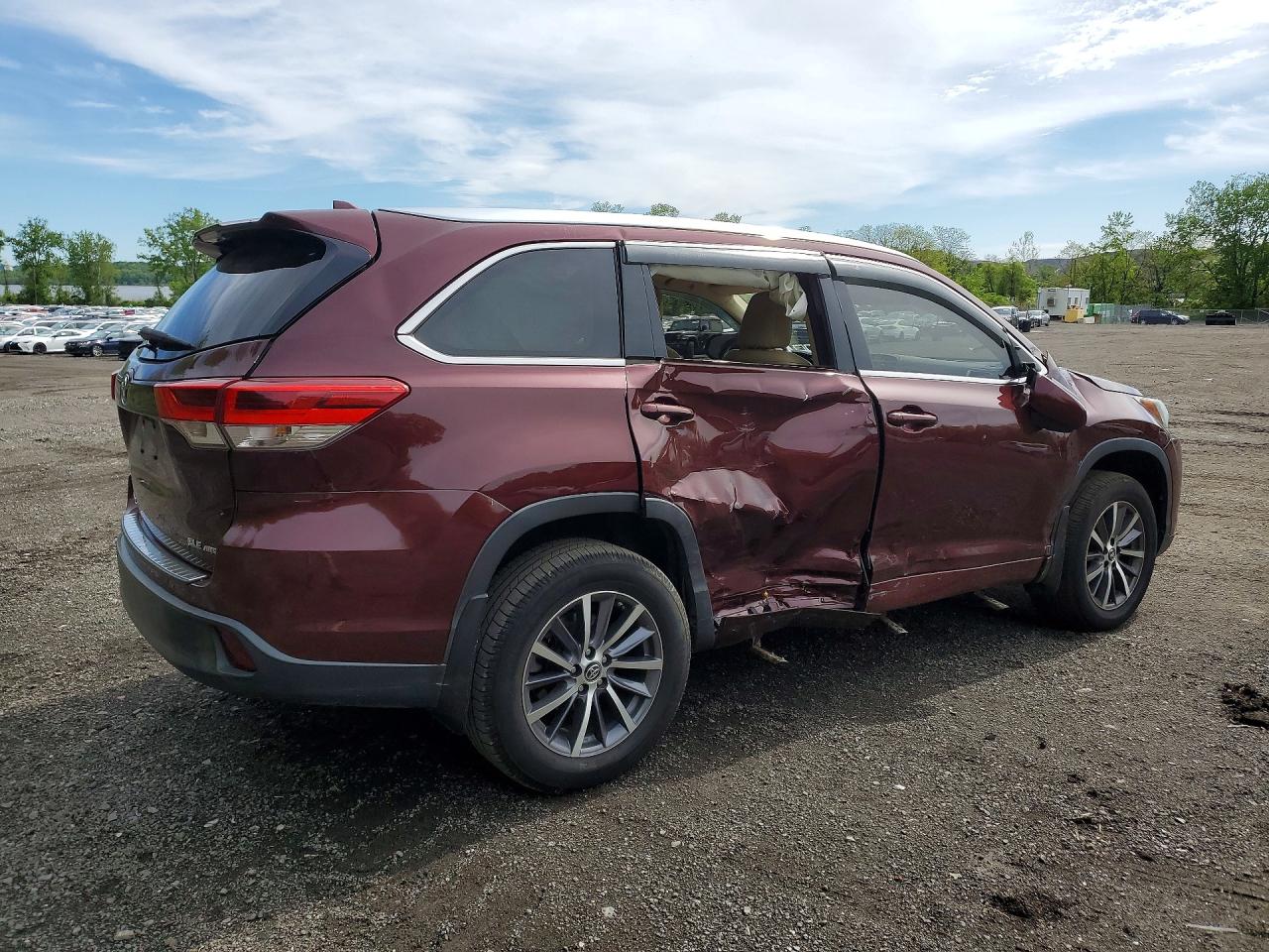 2018 Toyota Highlander Xle Maroon vin: 5TDJZRFH0JS499604