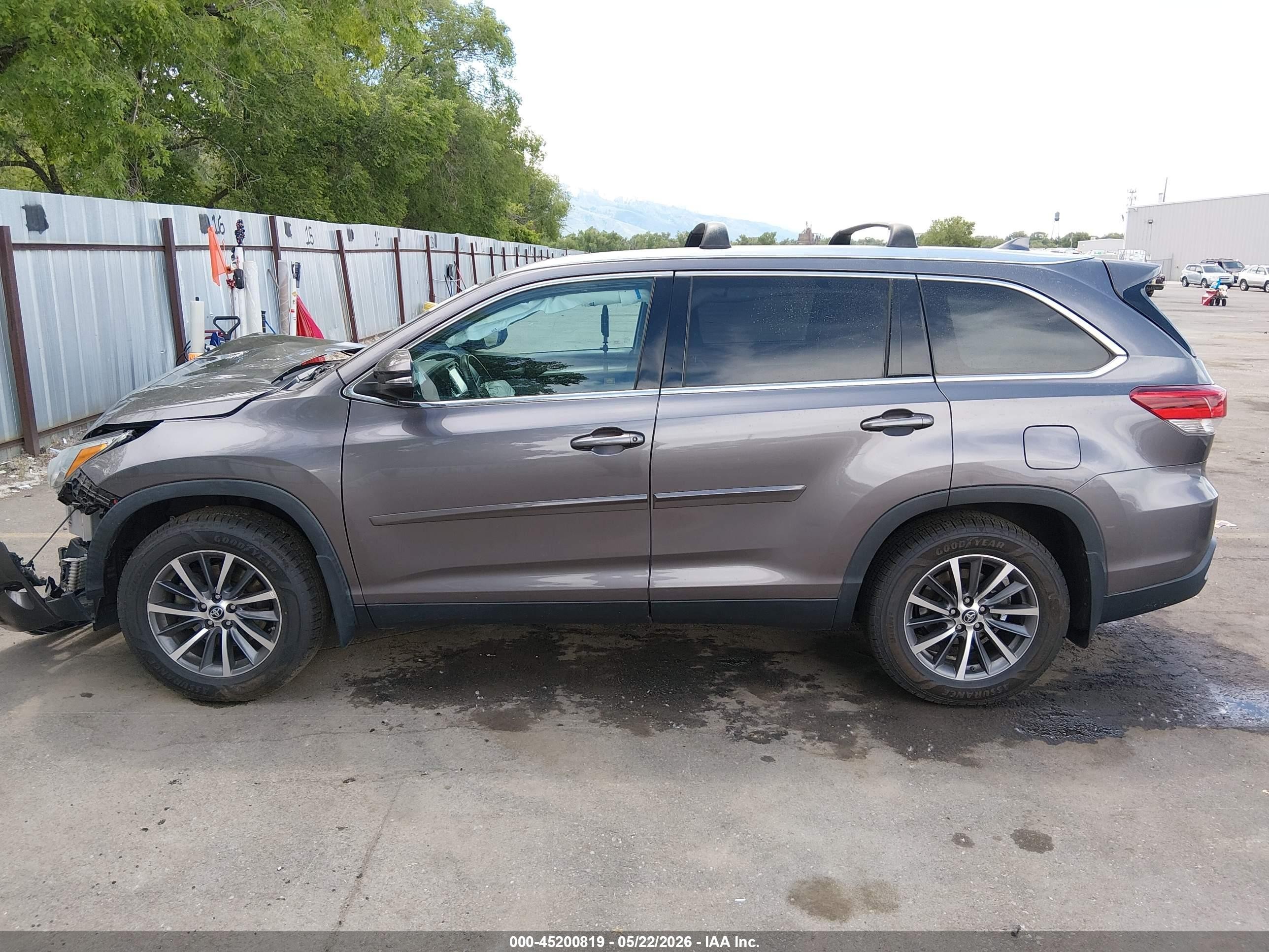 2019 Toyota Highlander Xle Gray vin: 5TDJZRFH0KS611092