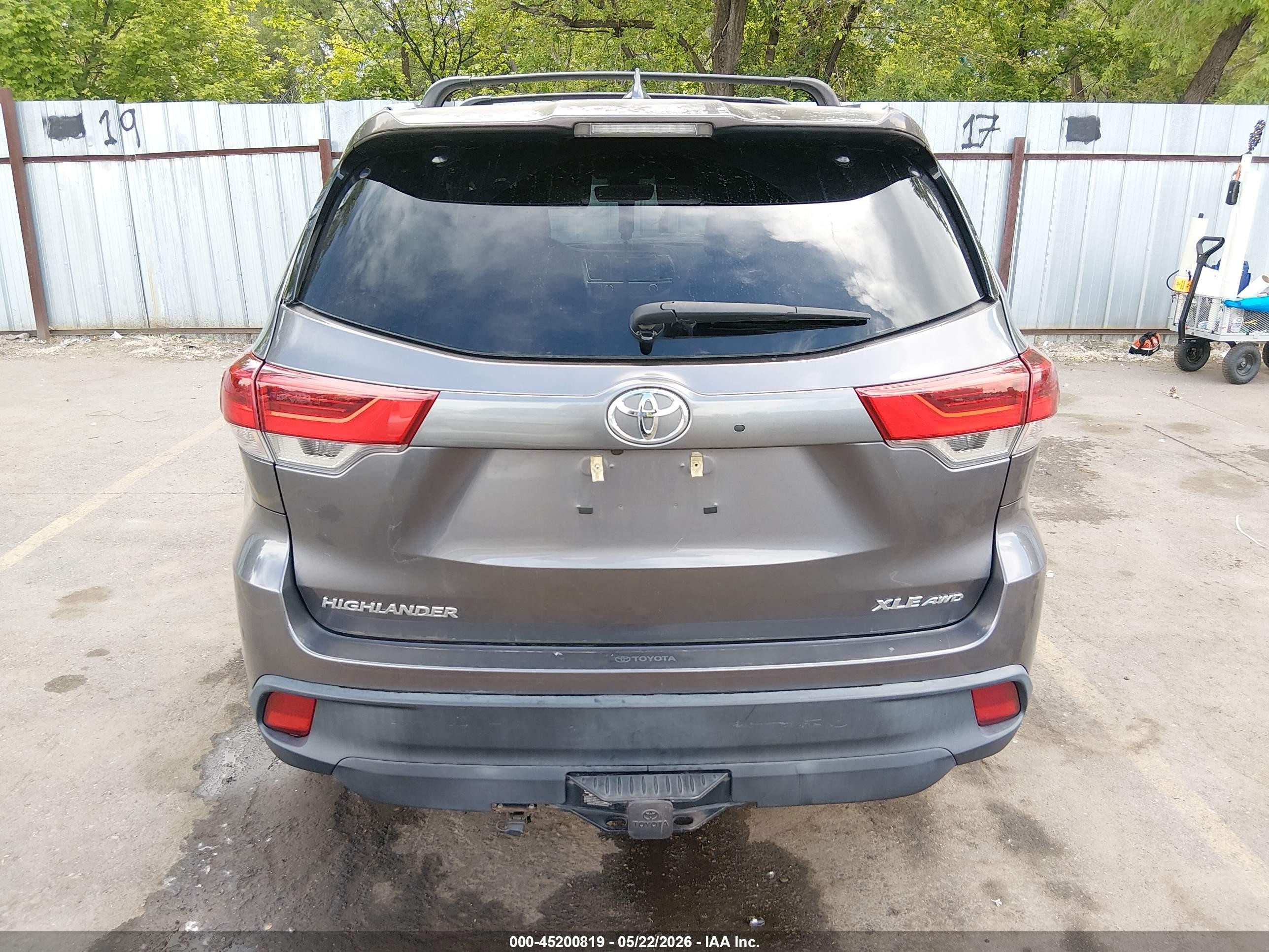 2019 Toyota Highlander Xle Gray vin: 5TDJZRFH0KS611092
