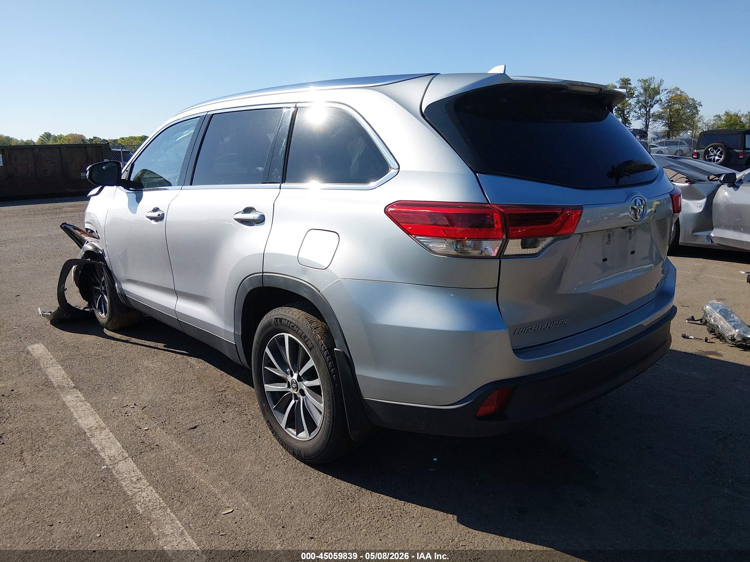 2019 Toyota Highlander Xle Серебряный vin: 5TDJZRFH0KS615370