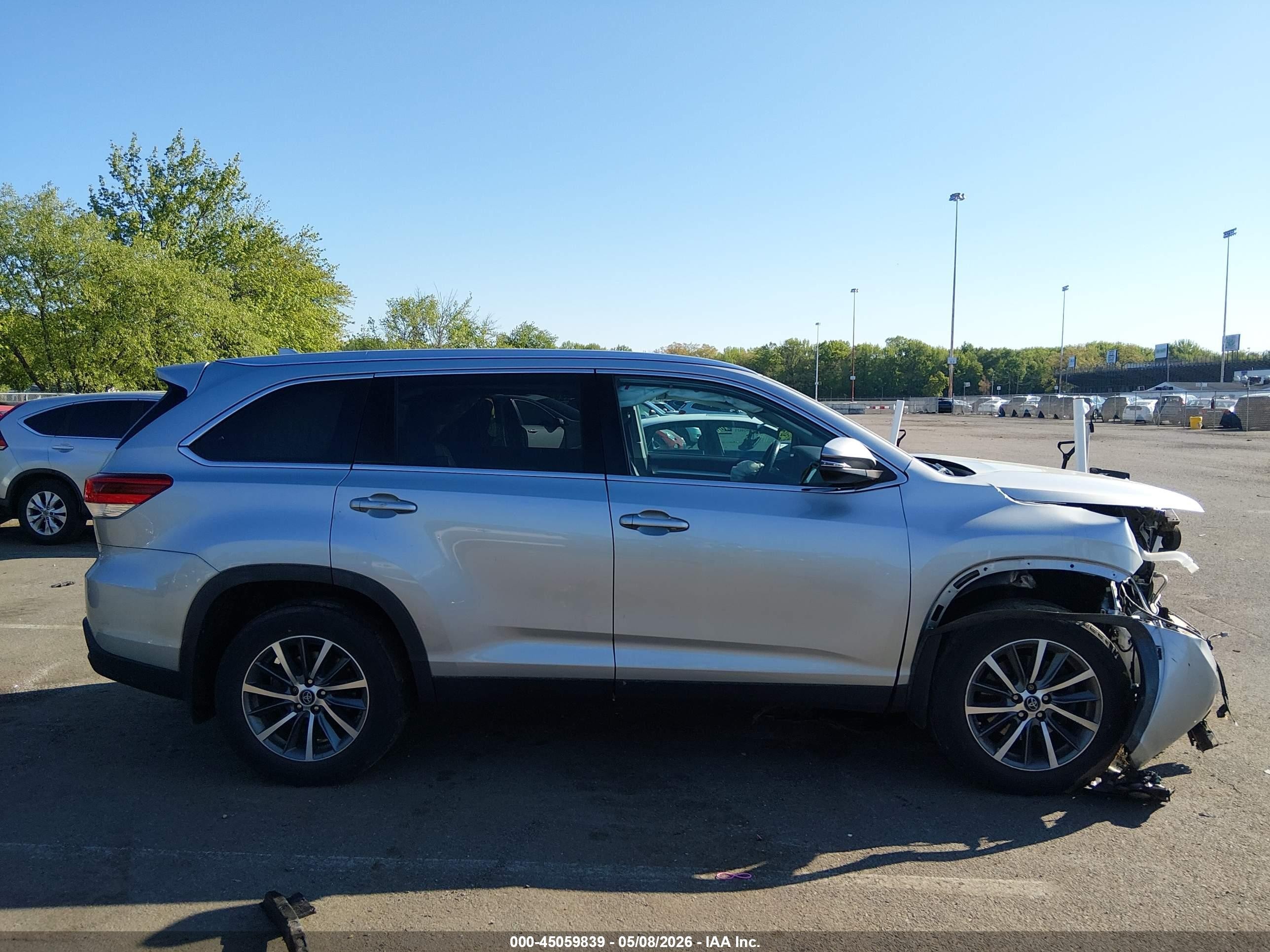 2019 Toyota Highlander Xle Серебряный vin: 5TDJZRFH0KS615370
