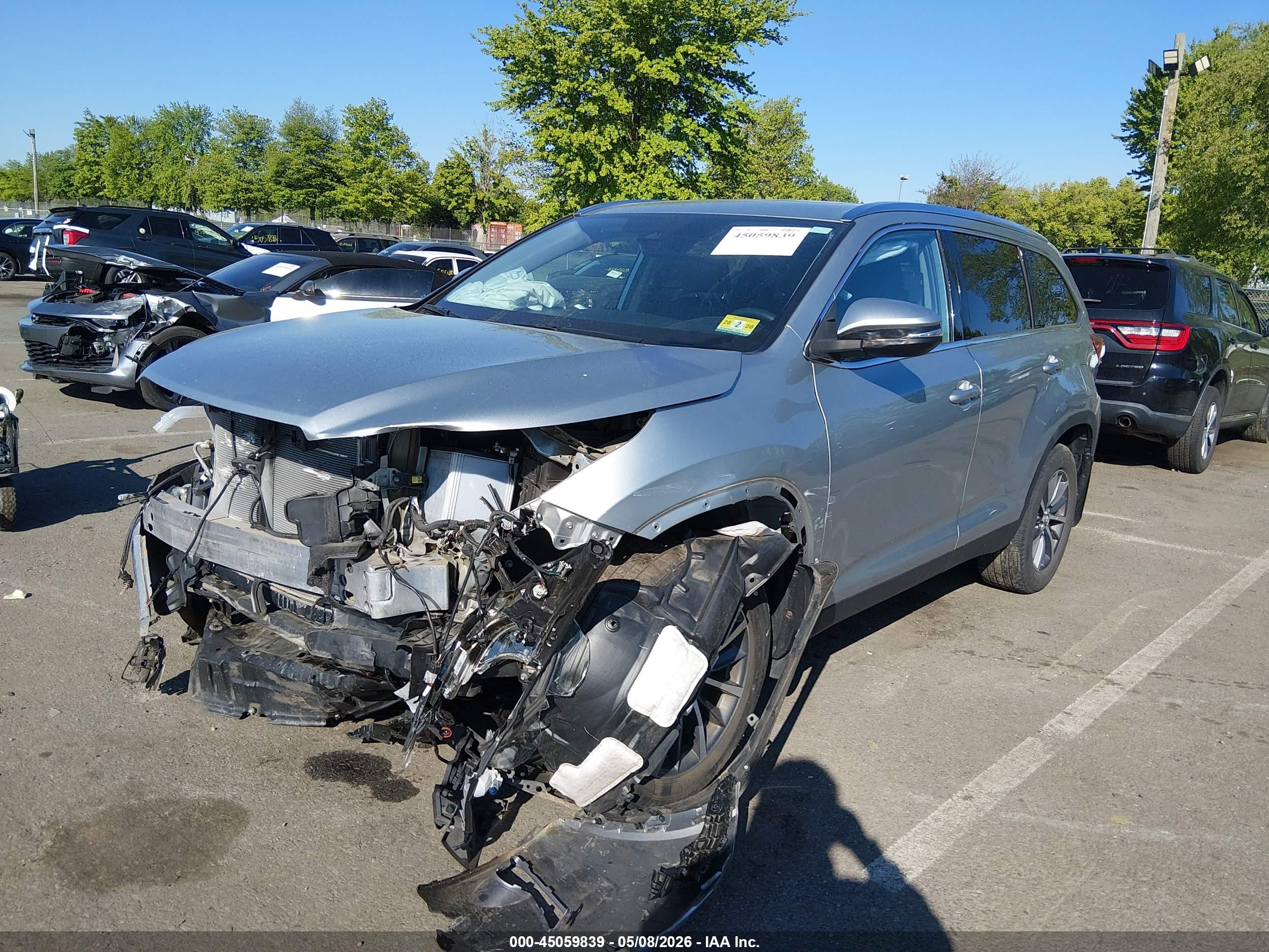 2019 Toyota Highlander Xle Серебряный vin: 5TDJZRFH0KS615370