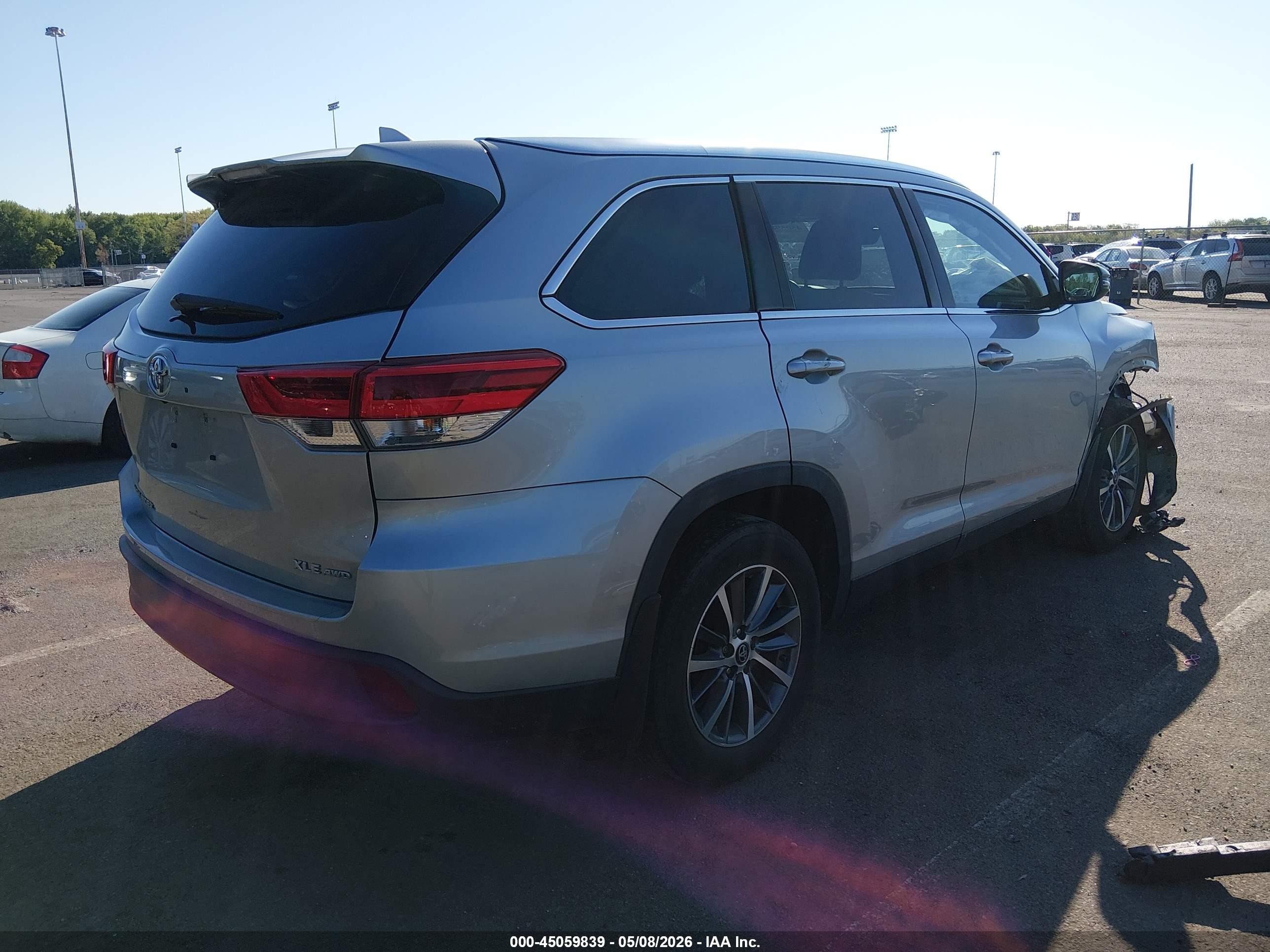 2019 Toyota Highlander Xle Серебряный vin: 5TDJZRFH0KS615370