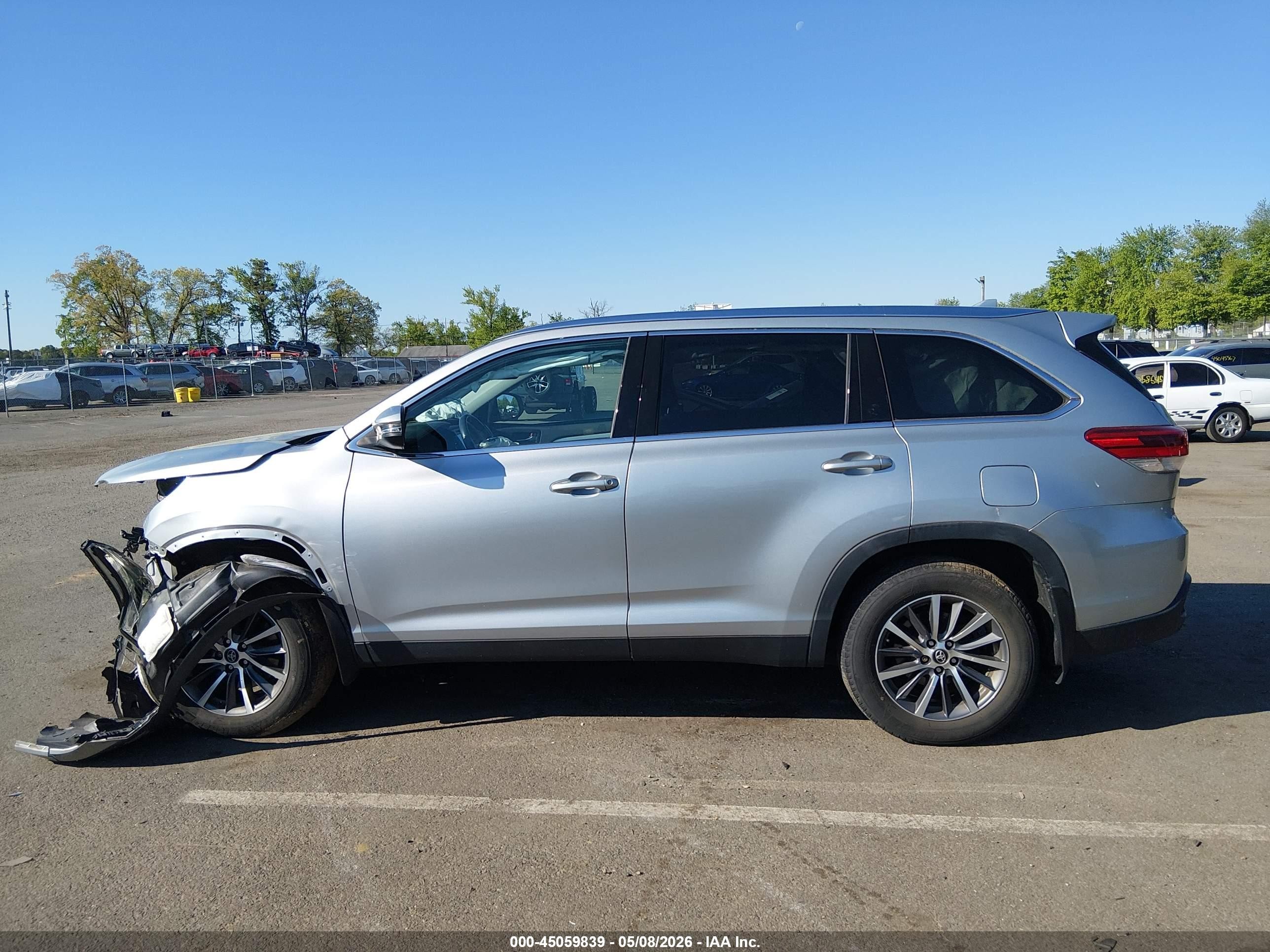 2019 Toyota Highlander Xle Серебряный vin: 5TDJZRFH0KS615370