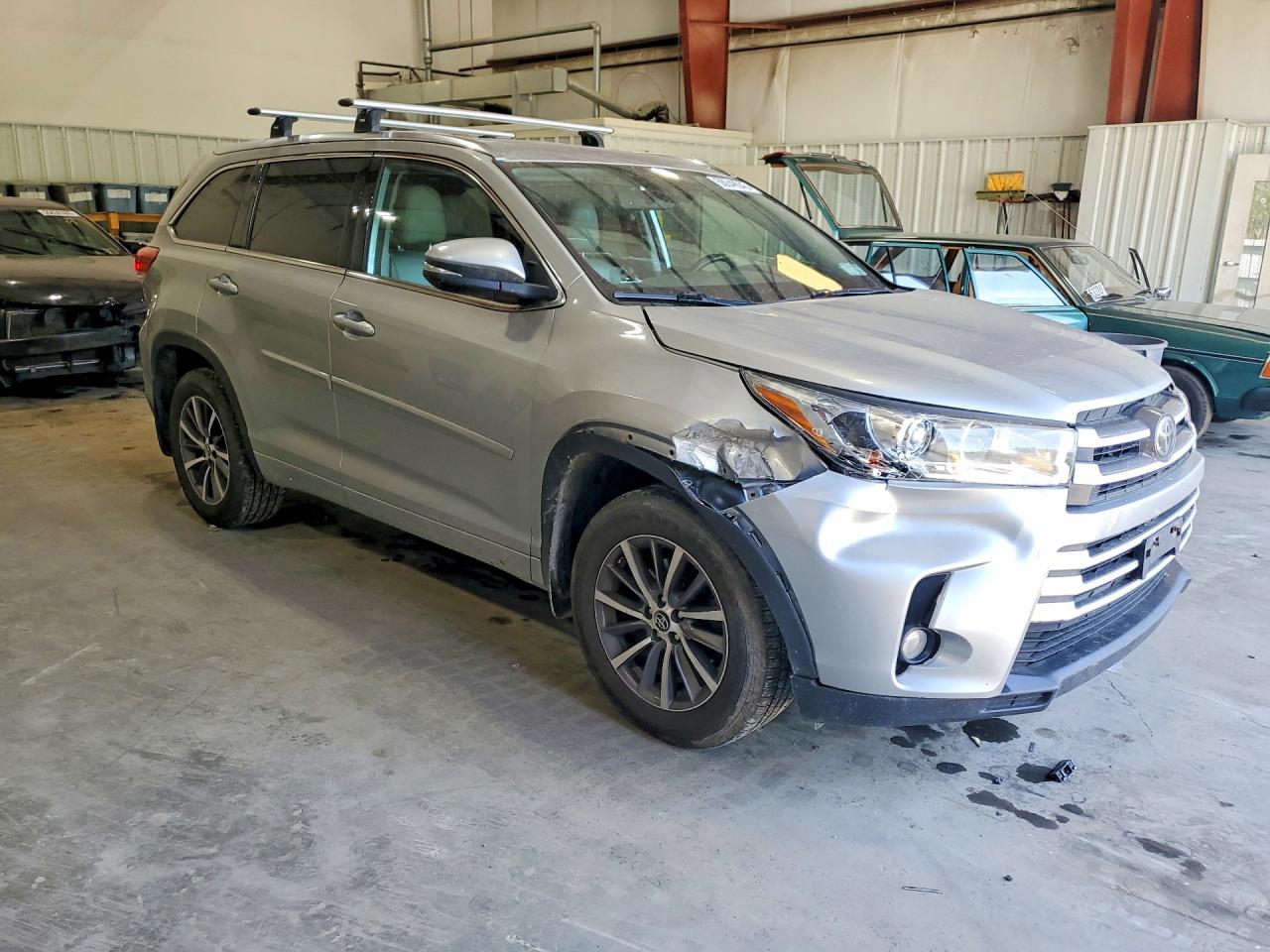 2018 Toyota Highlander Xle Silver vin: 5TDJZRFH1JS869538