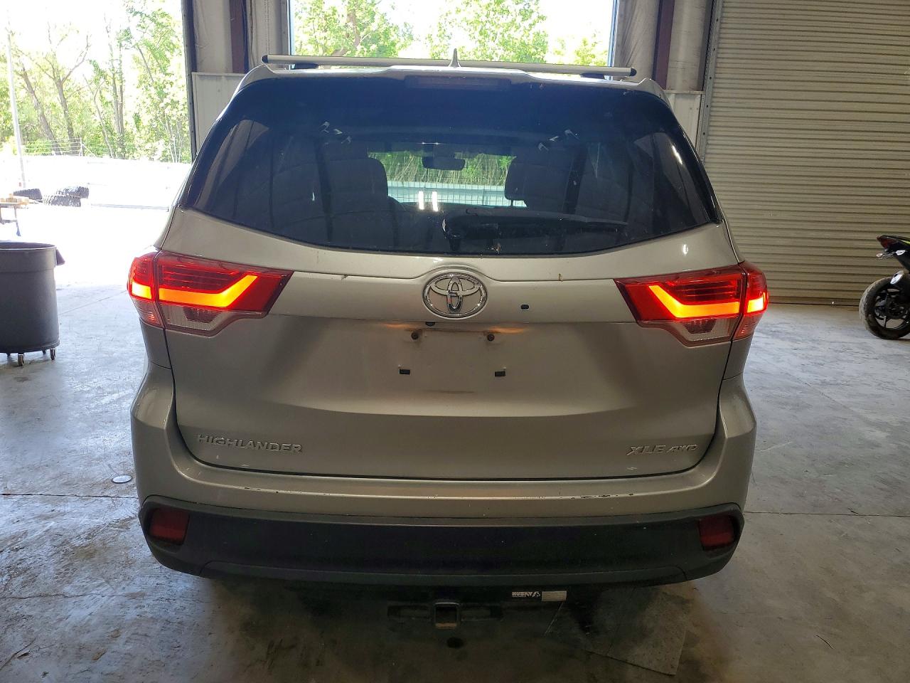 2018 Toyota Highlander Xle Silver vin: 5TDJZRFH1JS869538