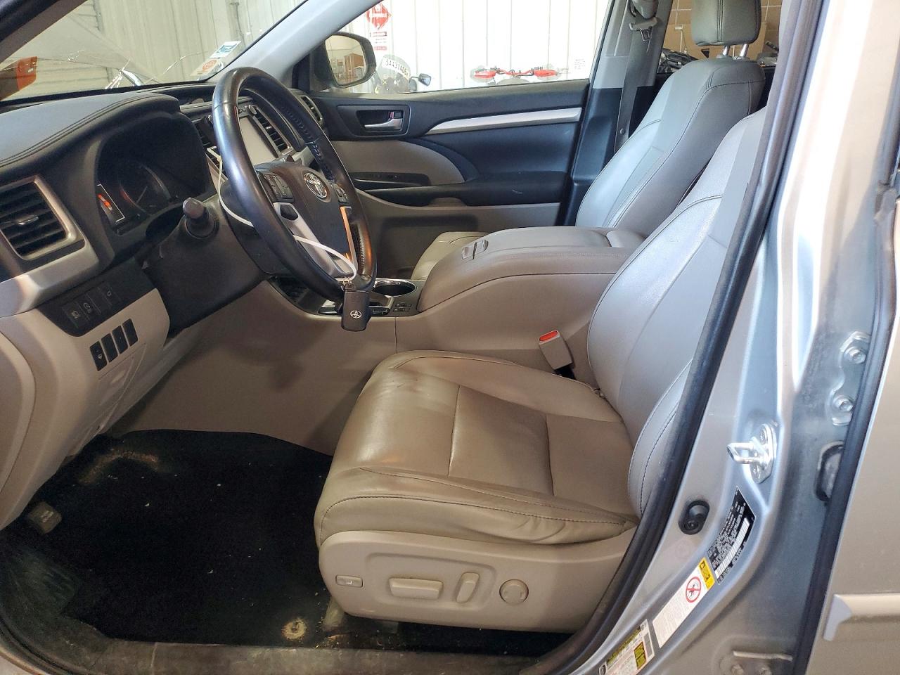 2018 Toyota Highlander Xle Silver vin: 5TDJZRFH1JS869538