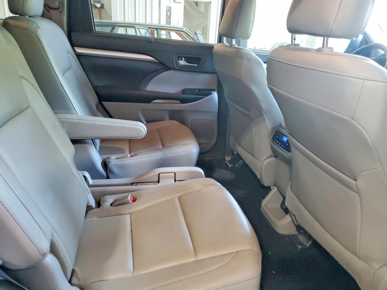 2018 Toyota Highlander Xle Silver vin: 5TDJZRFH1JS869538