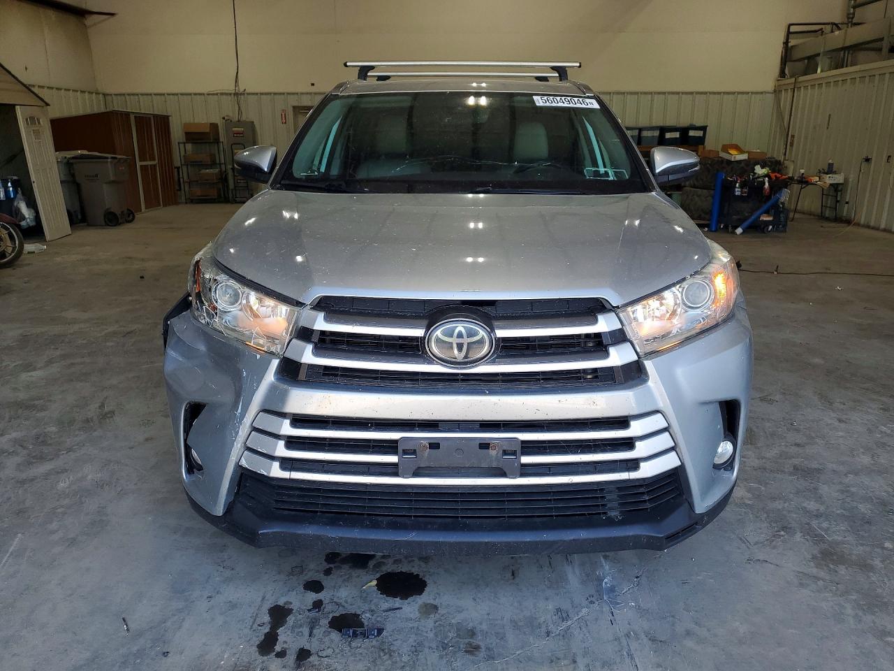 2018 Toyota Highlander Xle Silver vin: 5TDJZRFH1JS869538