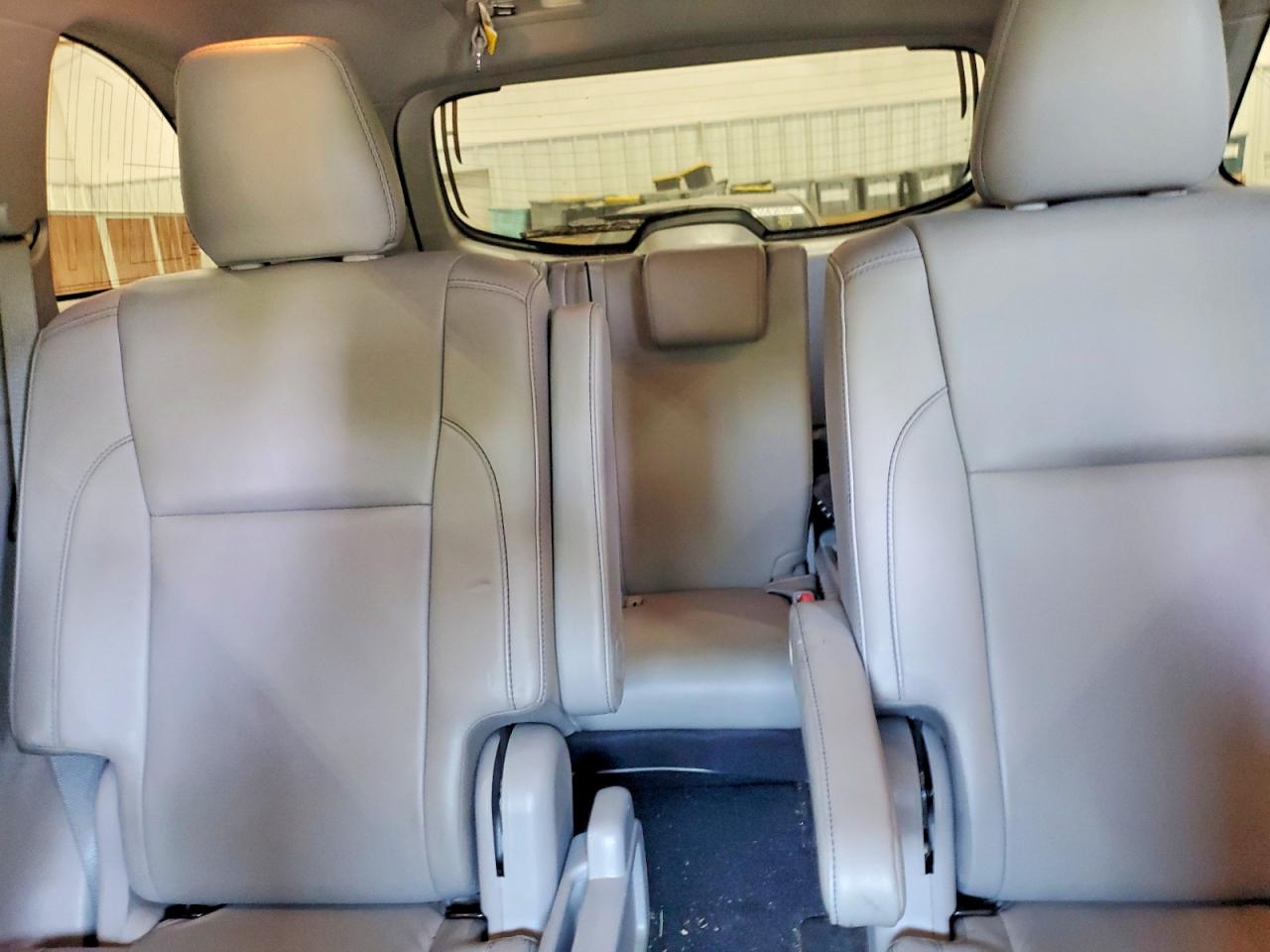 2018 Toyota Highlander Xle Silver vin: 5TDJZRFH1JS869538