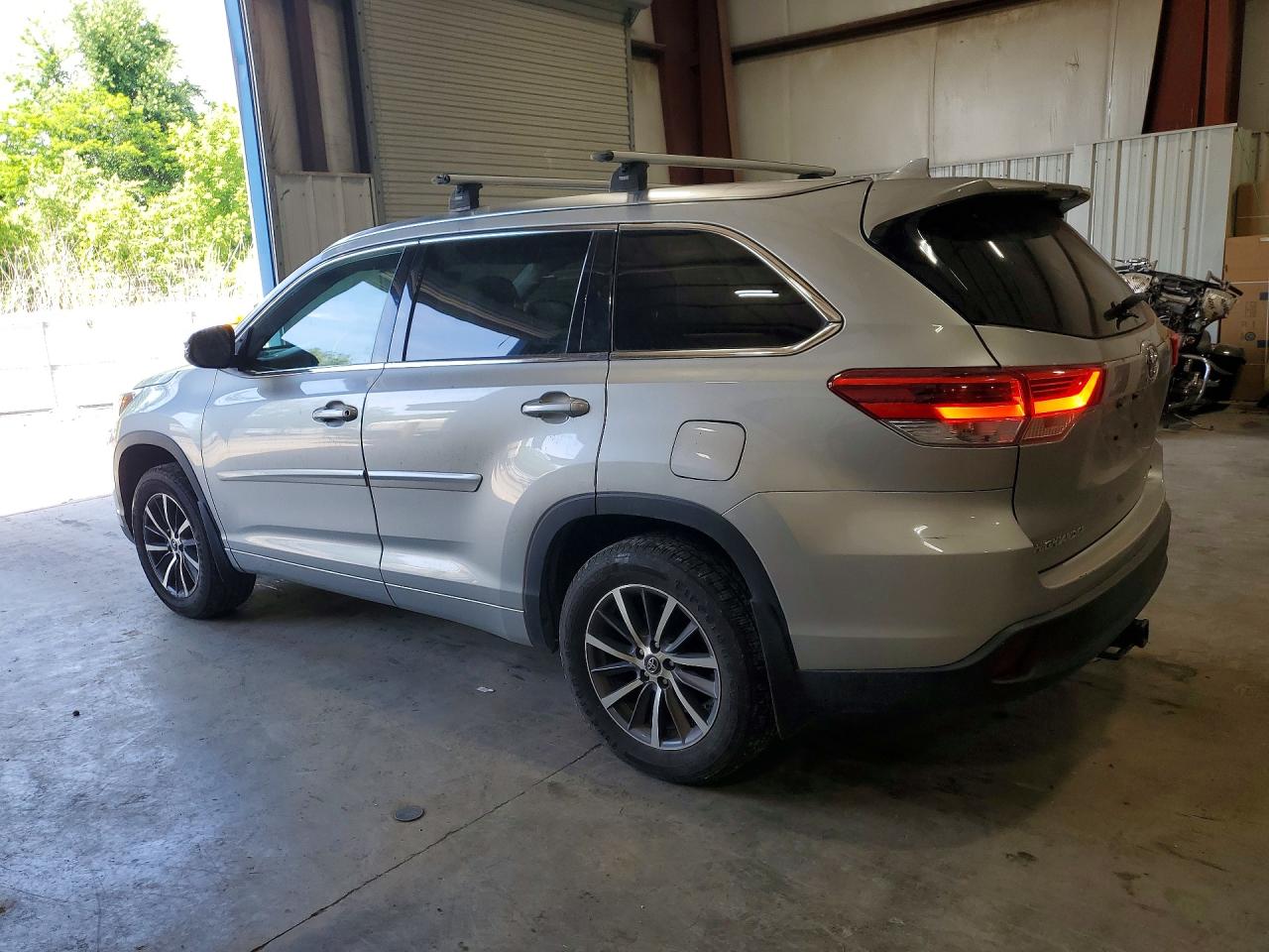 2018 Toyota Highlander Xle Silver vin: 5TDJZRFH1JS869538