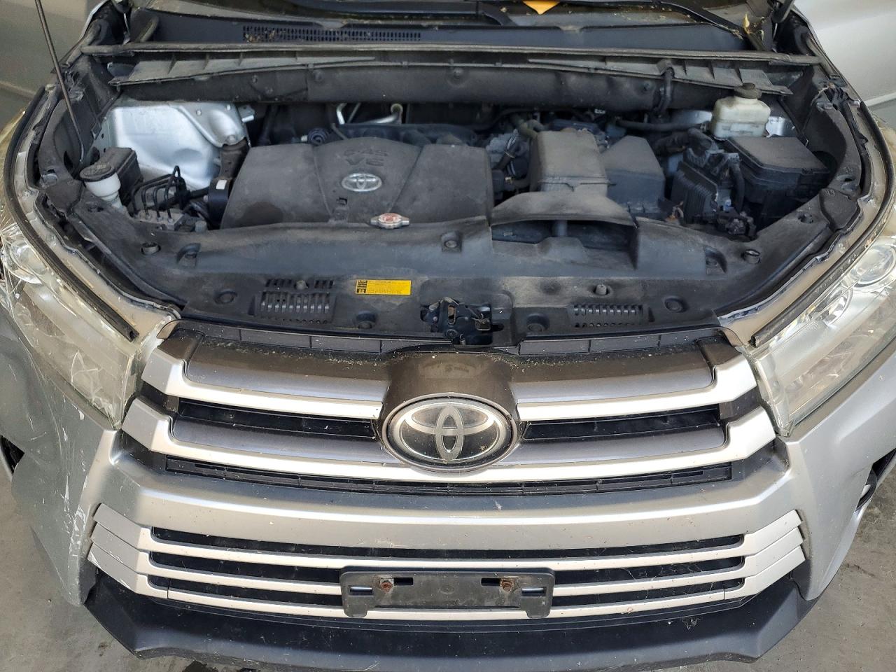 2018 Toyota Highlander Xle Silver vin: 5TDJZRFH1JS869538