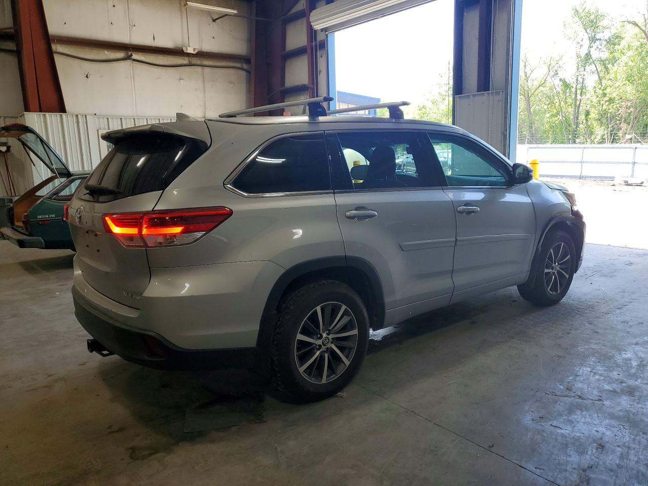 2018 Toyota Highlander Xle Silver vin: 5TDJZRFH1JS869538