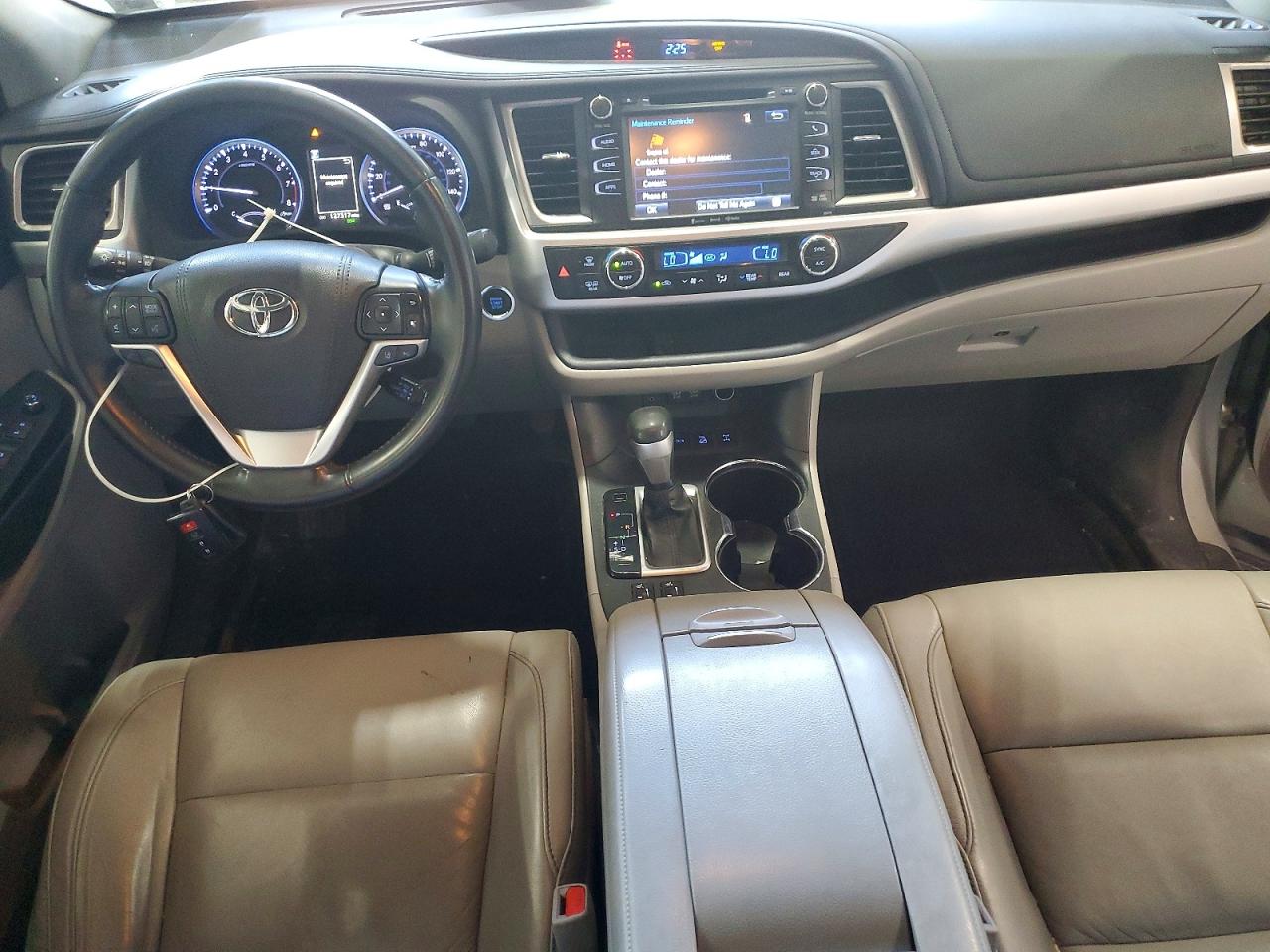 2018 Toyota Highlander Xle Silver vin: 5TDJZRFH1JS869538