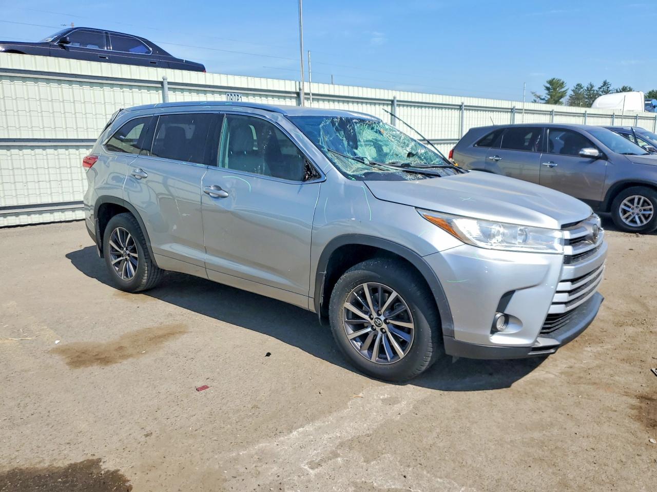 2018 Toyota Highlander Xle Silver vin: 5TDJZRFH1JS878658