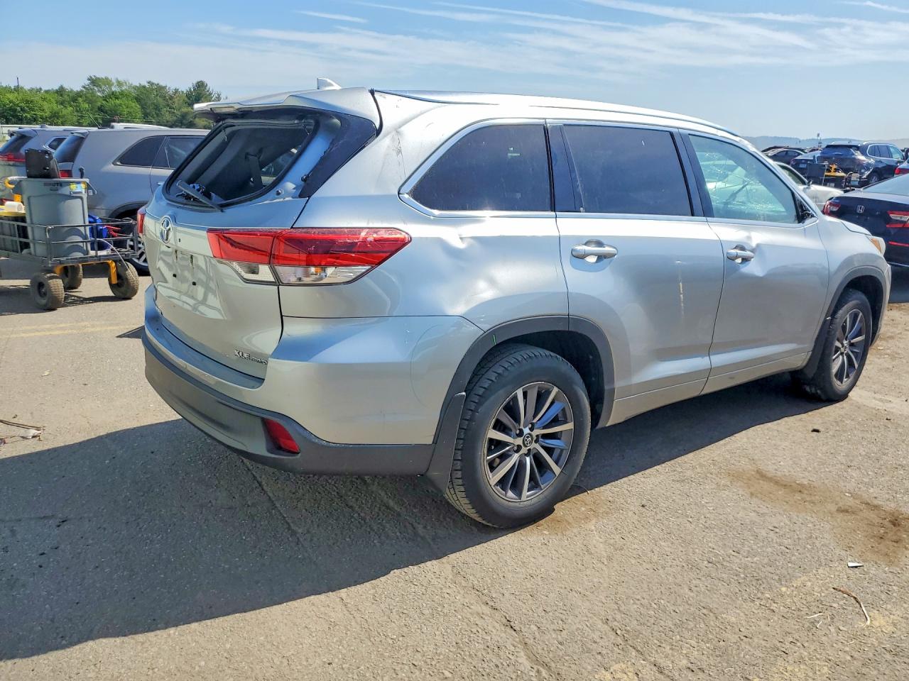 2018 Toyota Highlander Xle Silver vin: 5TDJZRFH1JS878658
