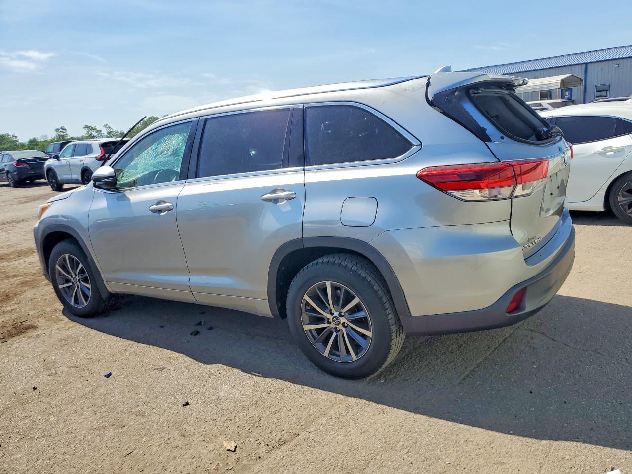 2018 Toyota Highlander Xle Silver vin: 5TDJZRFH1JS878658