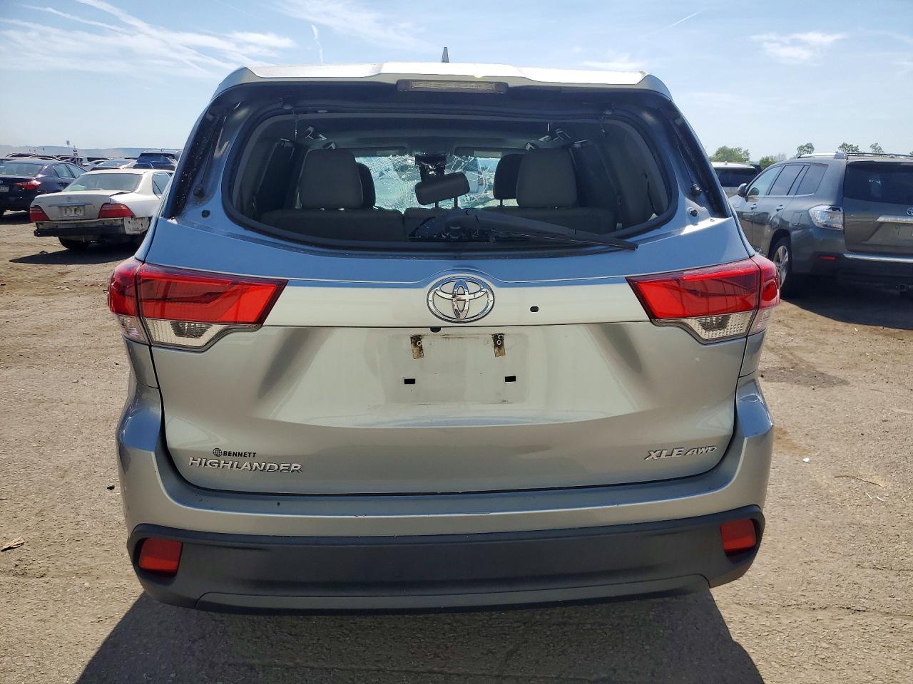 2018 Toyota Highlander Xle Silver vin: 5TDJZRFH1JS878658