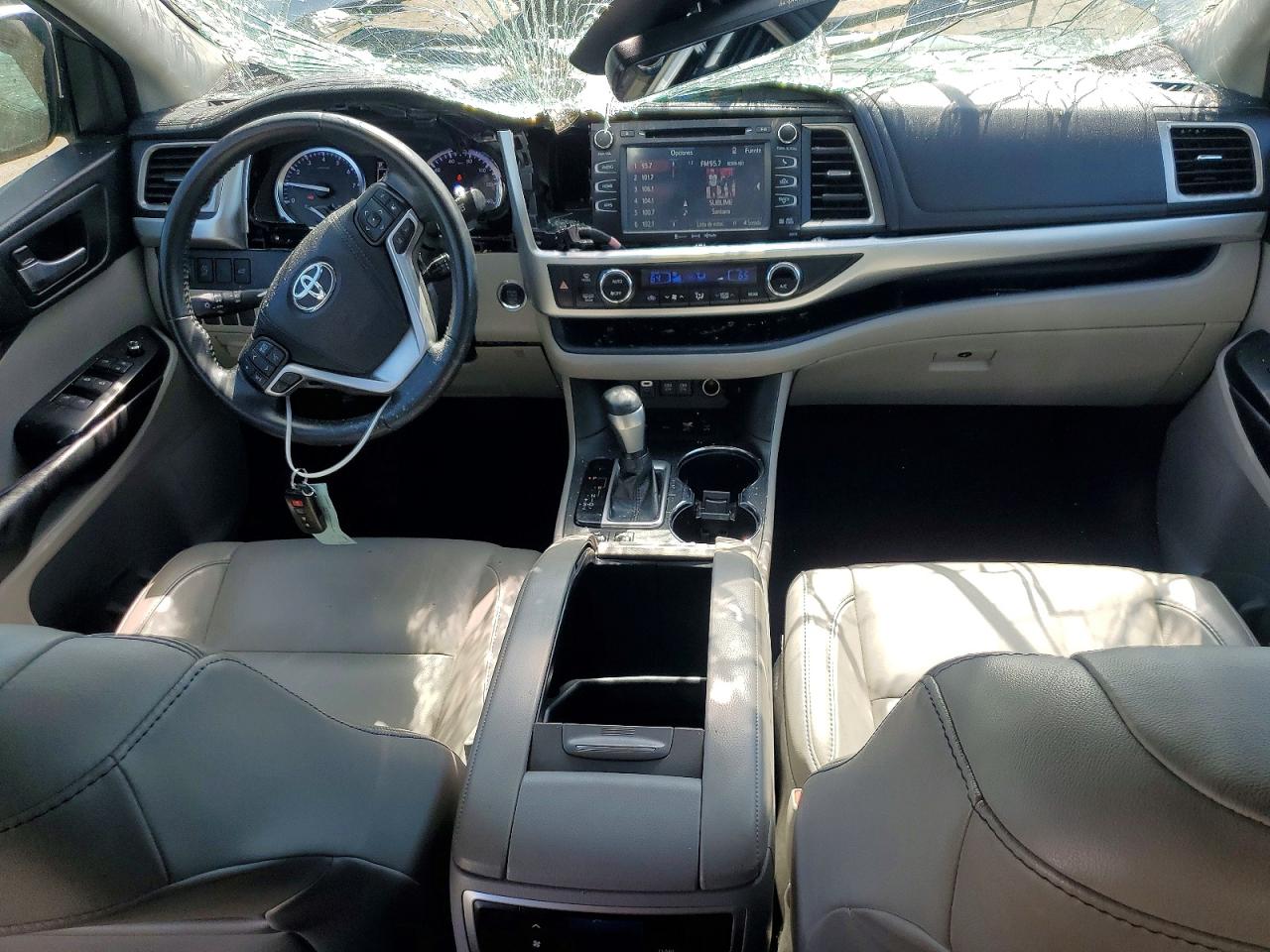 2018 Toyota Highlander Xle Silver vin: 5TDJZRFH1JS878658