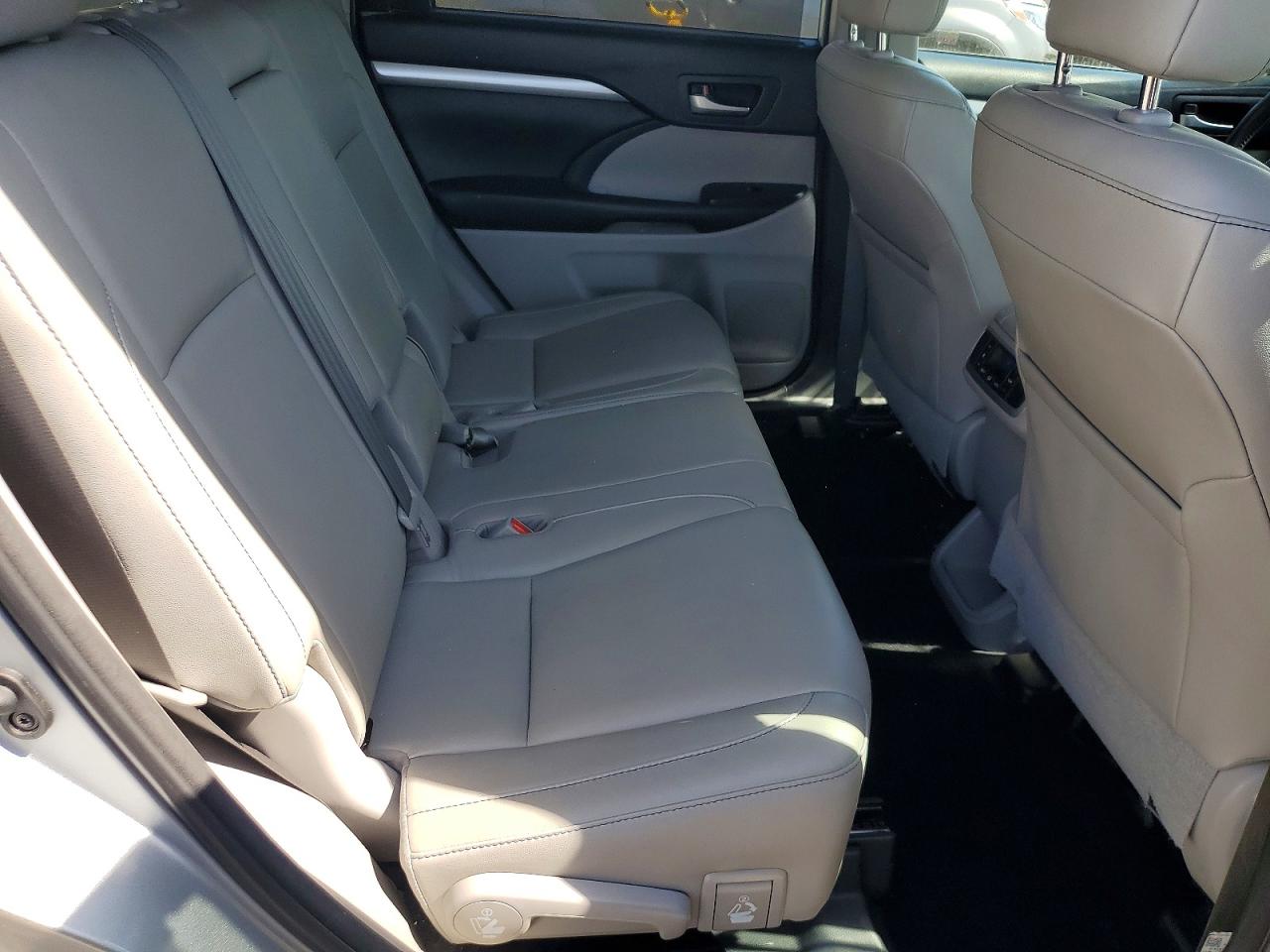 2018 Toyota Highlander Xle Silver vin: 5TDJZRFH1JS878658