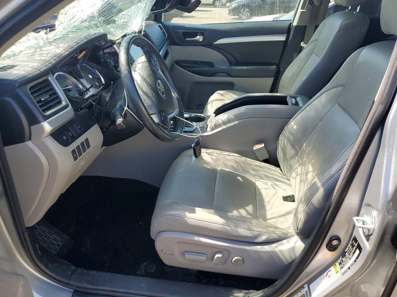 2018 Toyota Highlander Xle Silver vin: 5TDJZRFH1JS878658