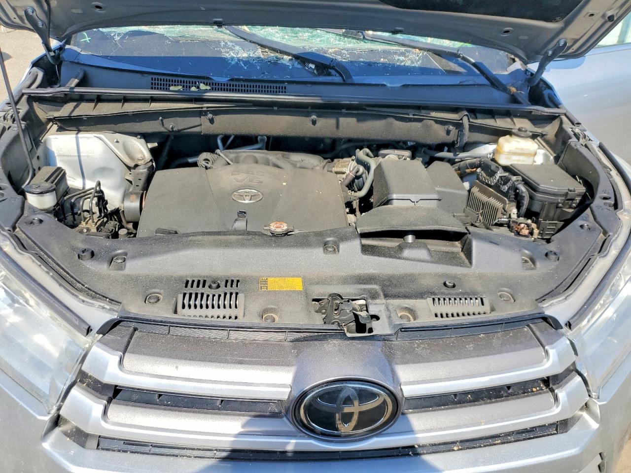 2018 Toyota Highlander Xle Silver vin: 5TDJZRFH1JS878658