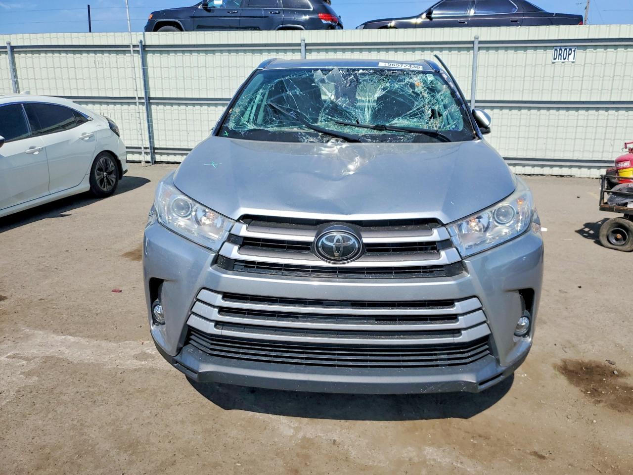 2018 Toyota Highlander Xle Silver vin: 5TDJZRFH1JS878658