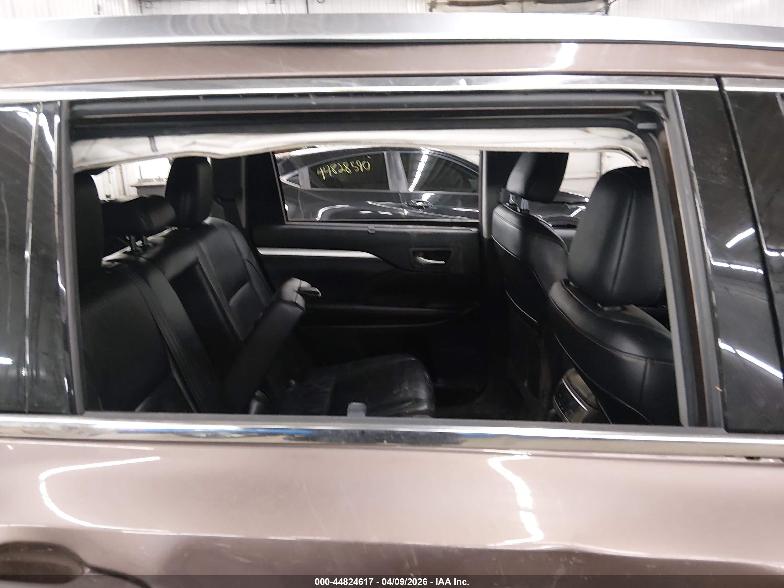 2018 Toyota Highlander Xle Brown vin: 5TDJZRFH2JS813771