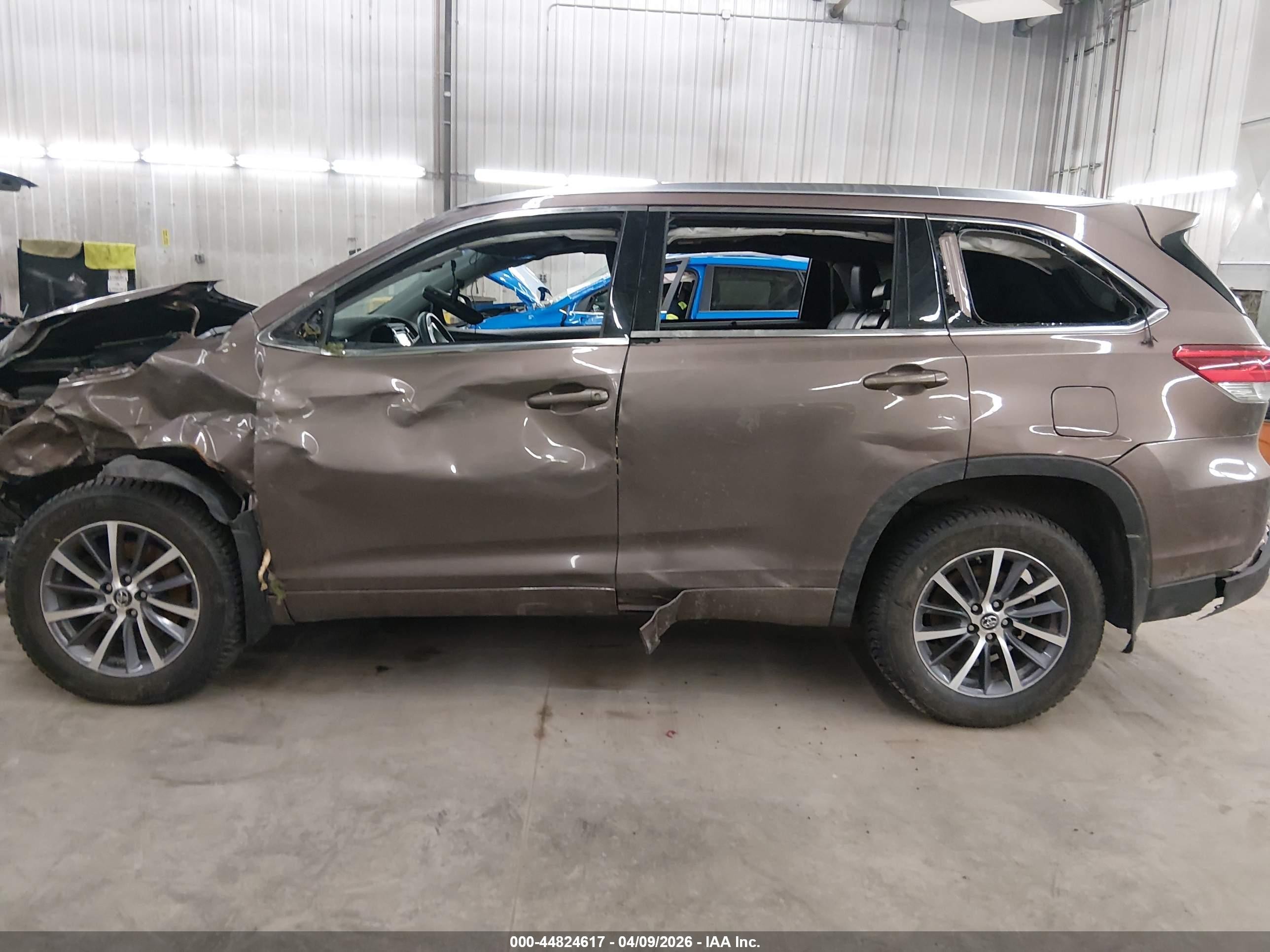 2018 Toyota Highlander Xle Brown vin: 5TDJZRFH2JS813771