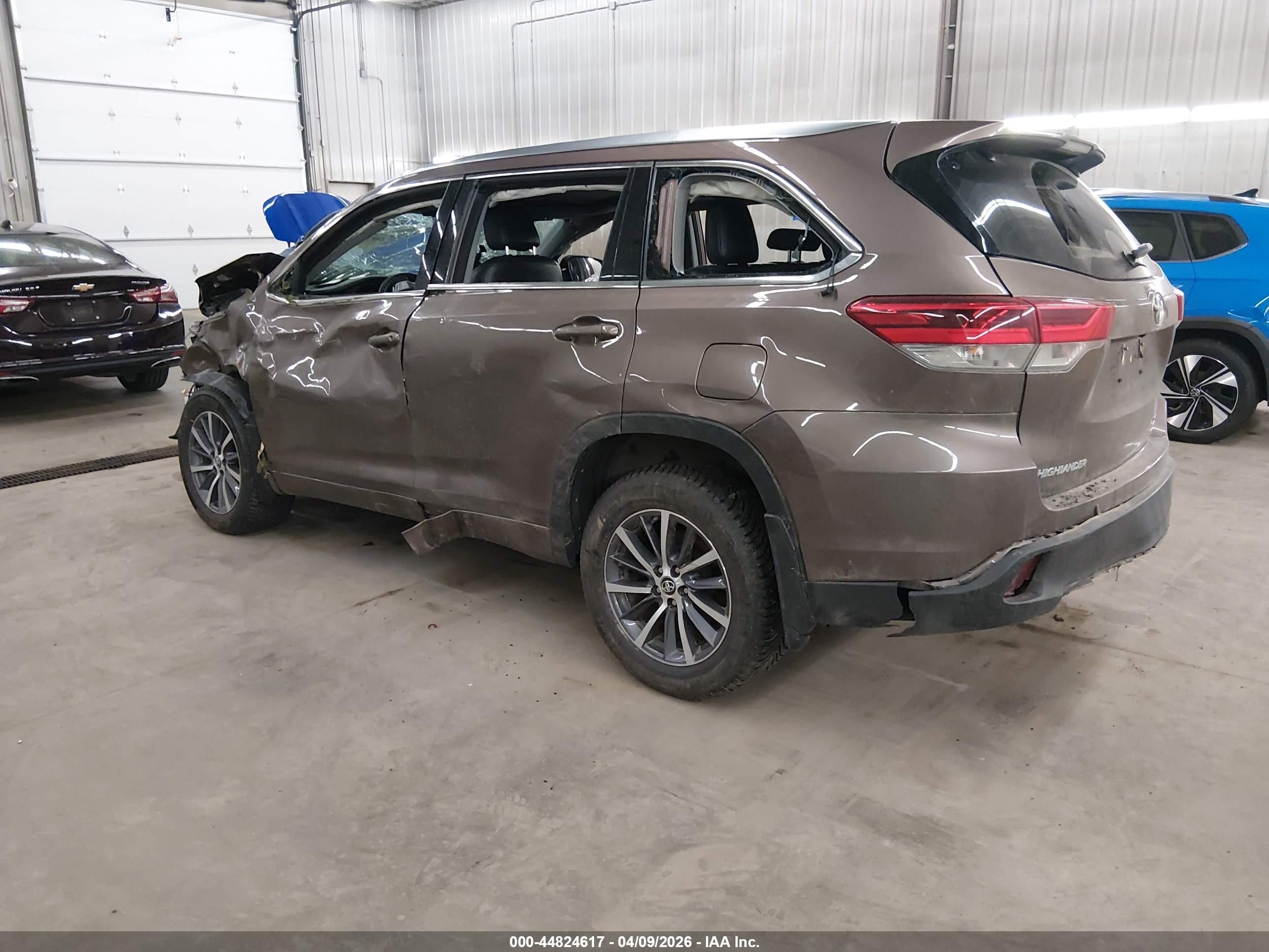 2018 Toyota Highlander Xle Brown vin: 5TDJZRFH2JS813771