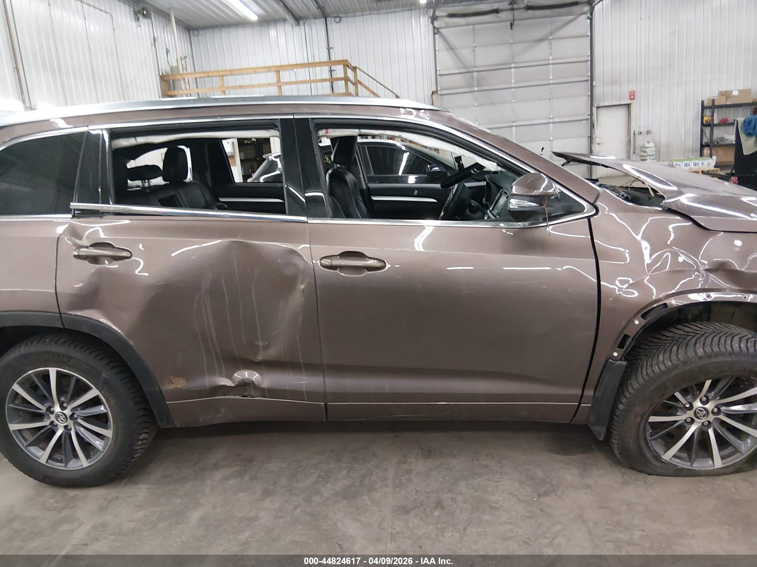 2018 Toyota Highlander Xle Brown vin: 5TDJZRFH2JS813771