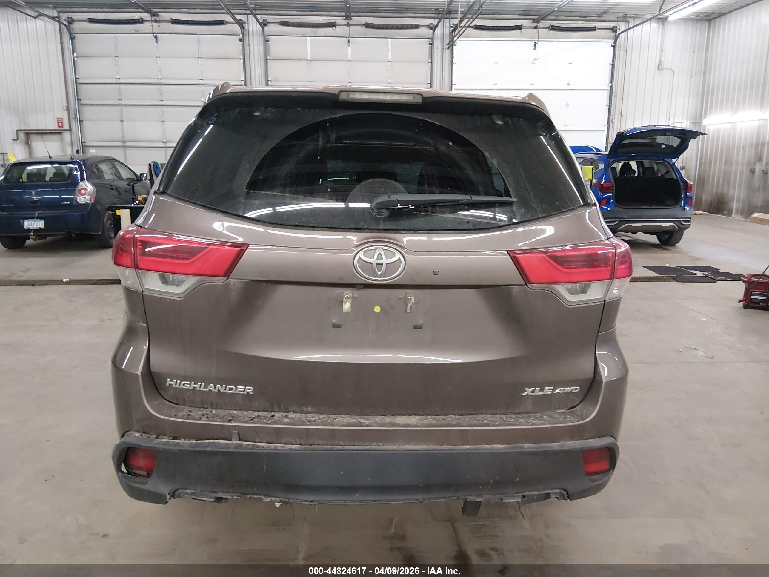 2018 Toyota Highlander Xle Brown vin: 5TDJZRFH2JS813771