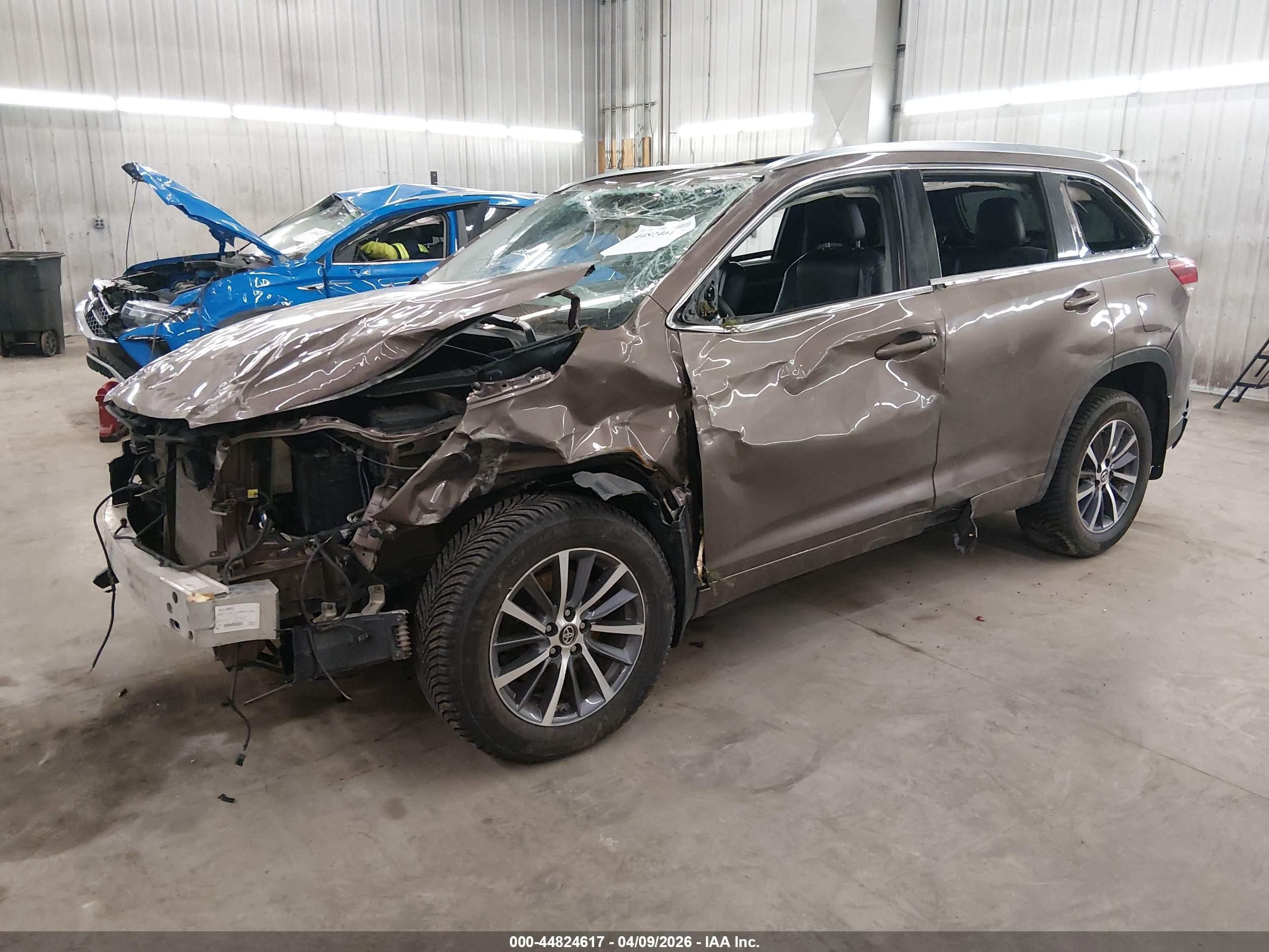2018 Toyota Highlander Xle Brown vin: 5TDJZRFH2JS813771