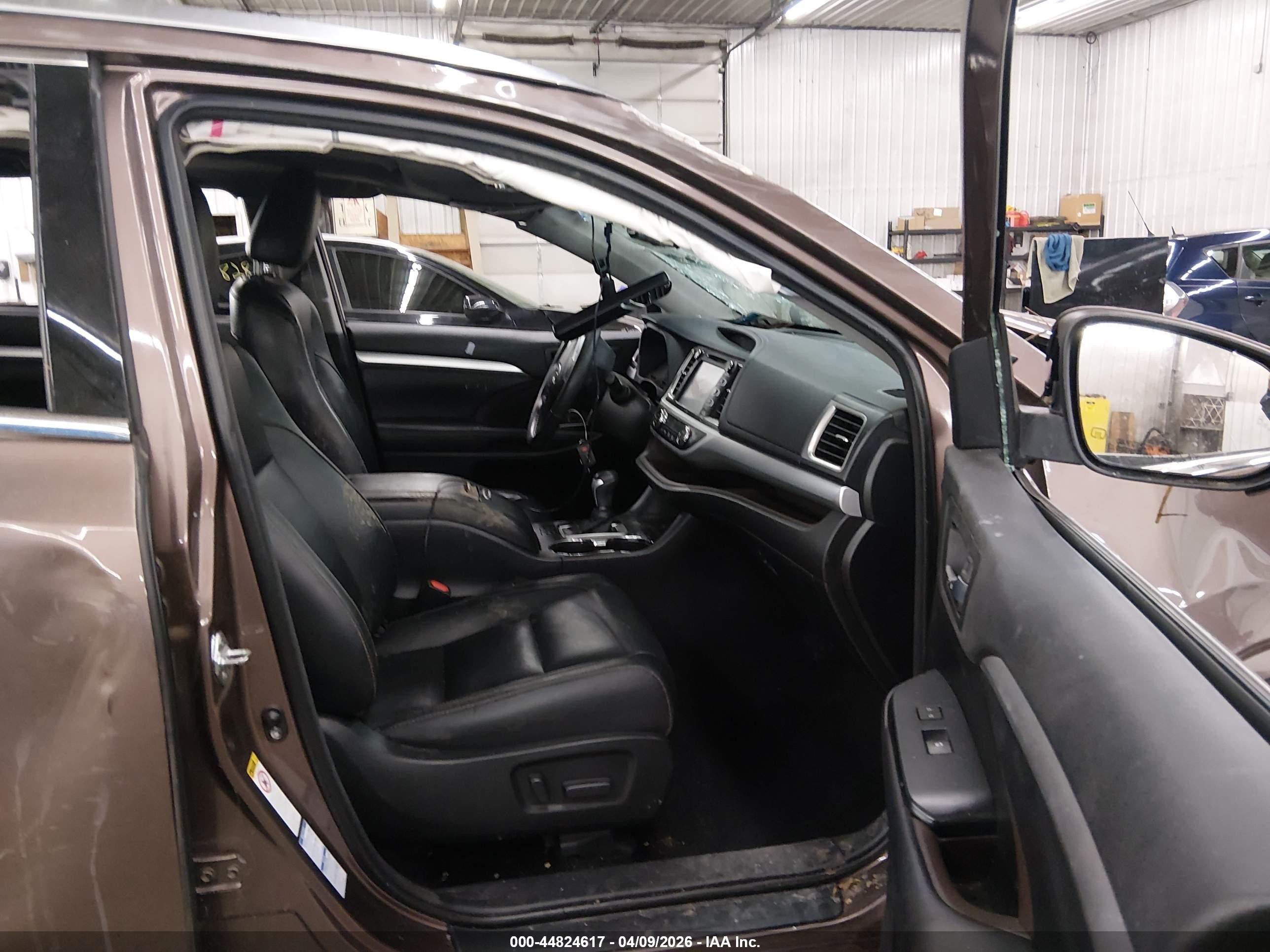 2018 Toyota Highlander Xle Brown vin: 5TDJZRFH2JS813771